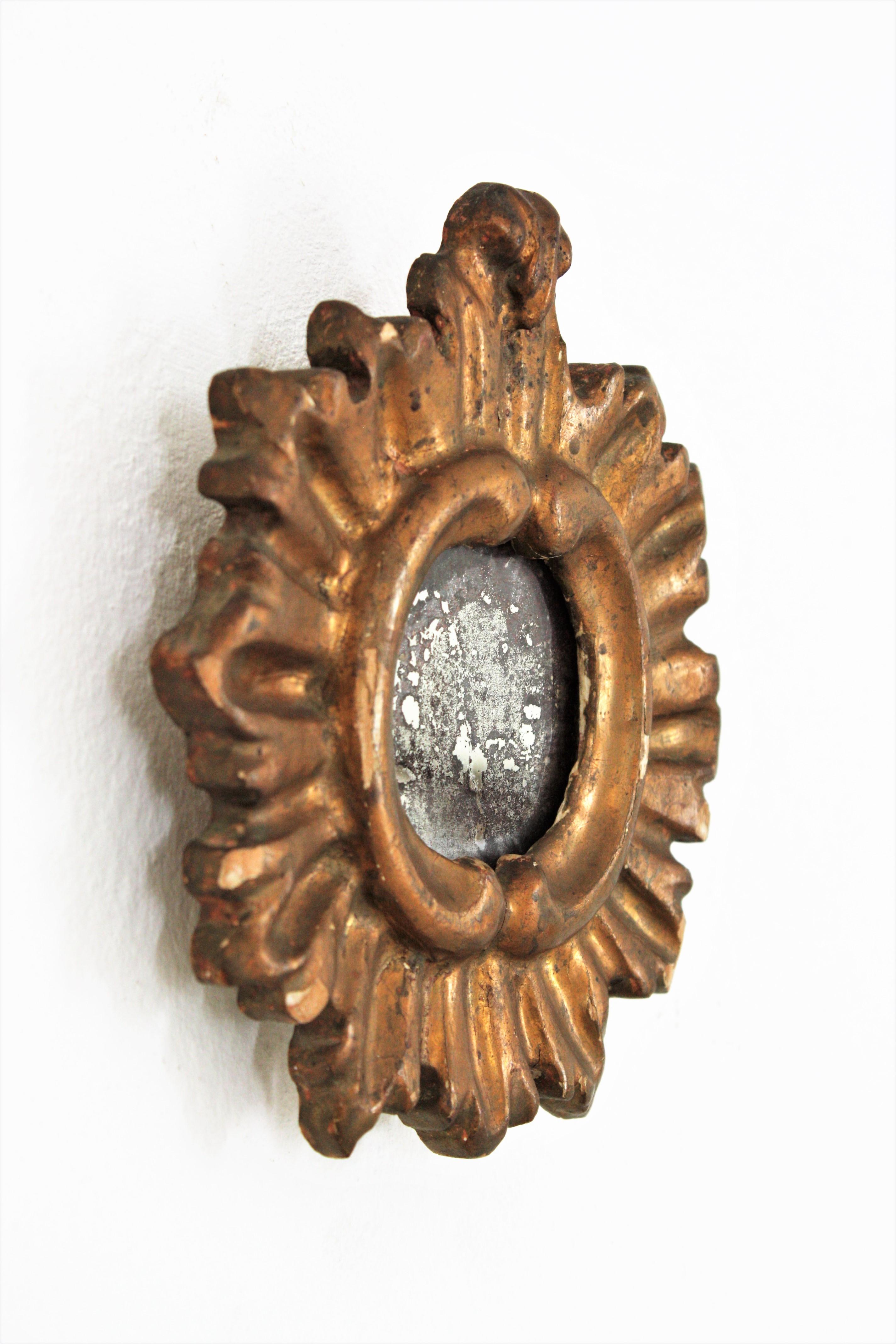 Spanish Baroque Sunburst Mirror Miniature in Gold Leaf Gilded Wood In Good Condition For Sale In Barcelona, ES