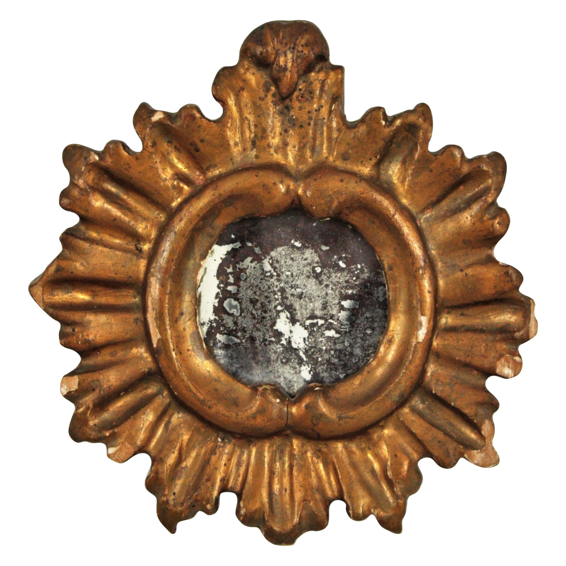 Miroir miniature baroque espagnol en bois doré à la feuille d'or