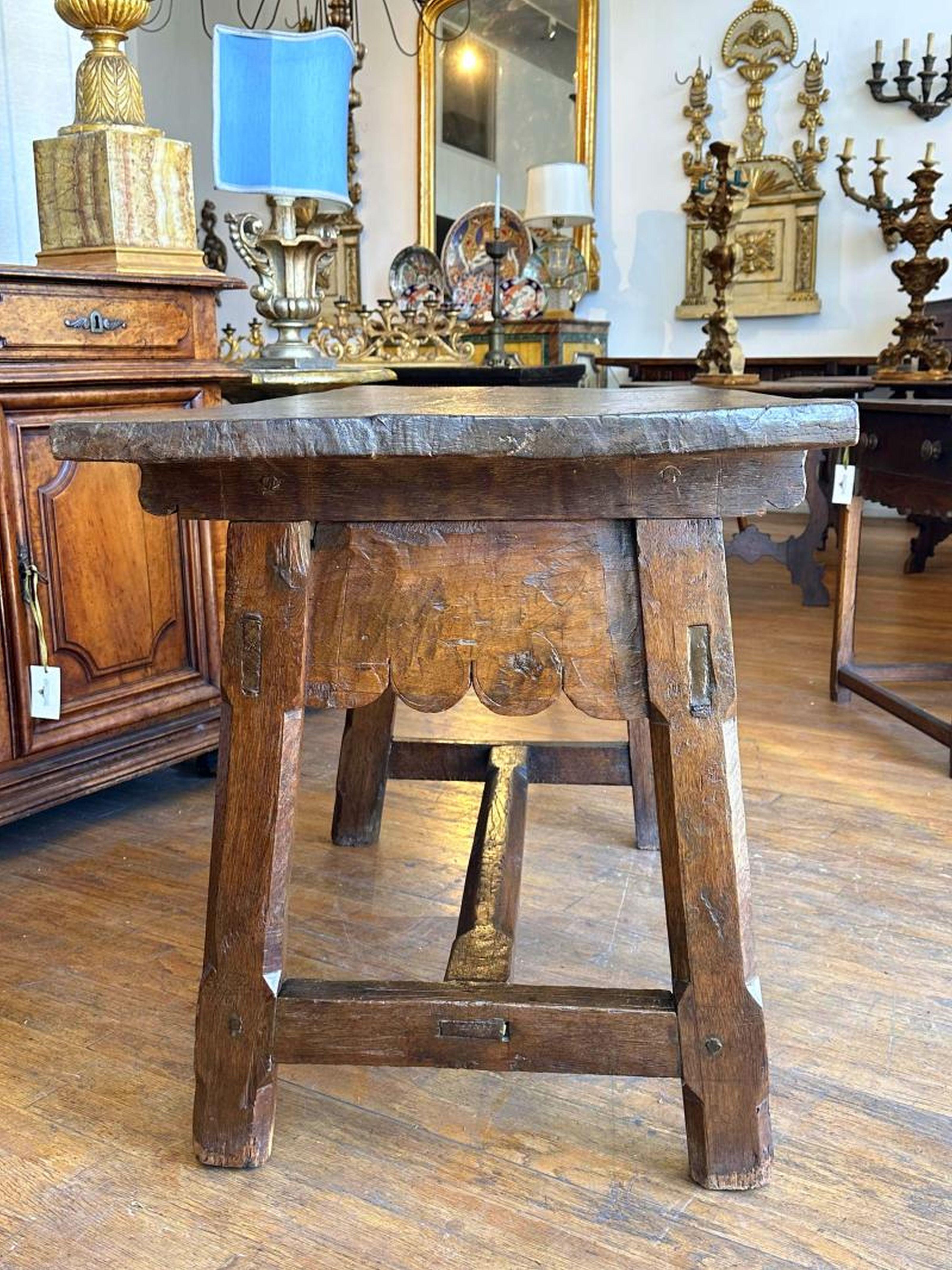 Spanischer Barocktisch im spanischen Stil – um 1720 (Walnuss) im Angebot