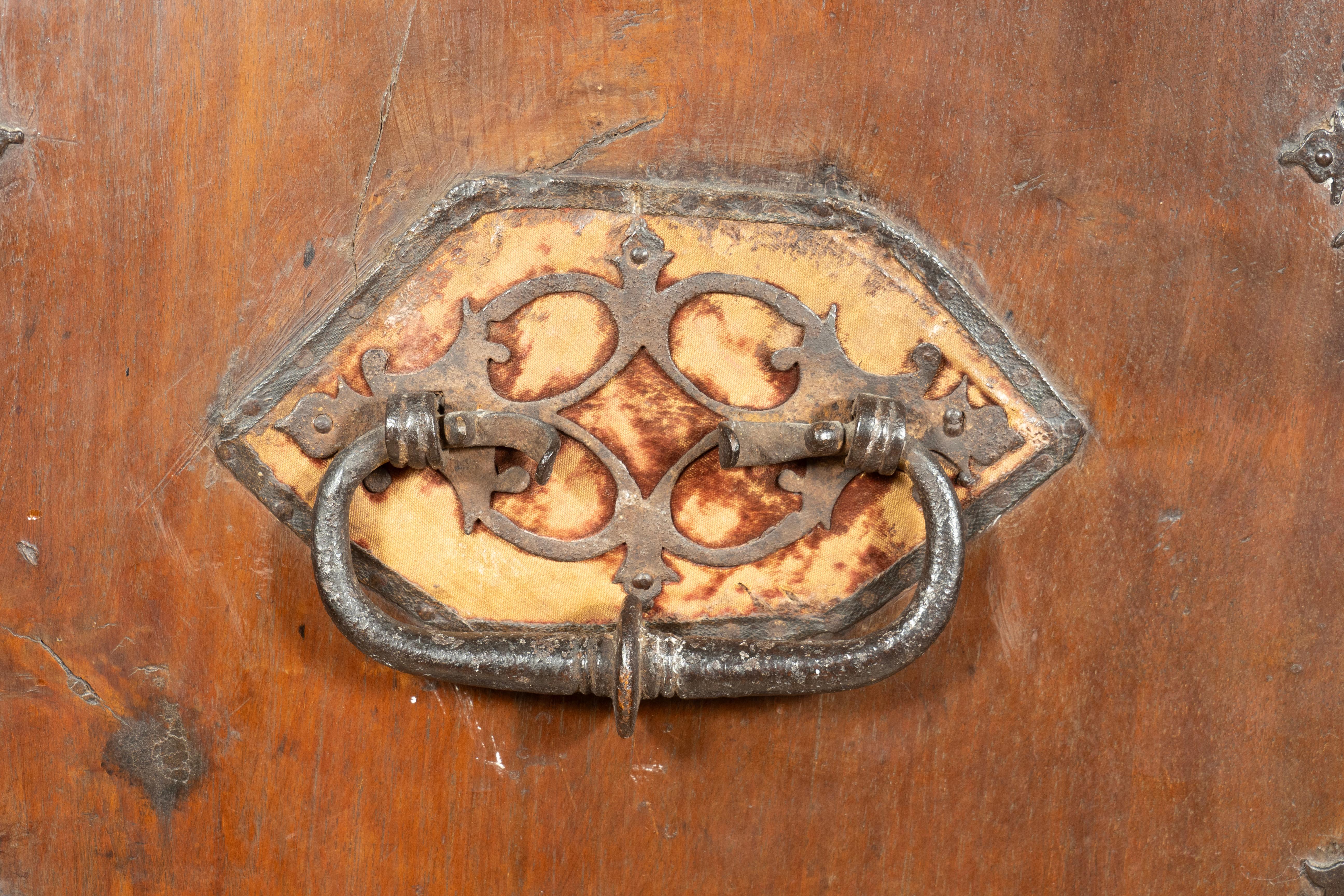 Vargueno barocco spagnolo in noce e legno dorato in vendita 6