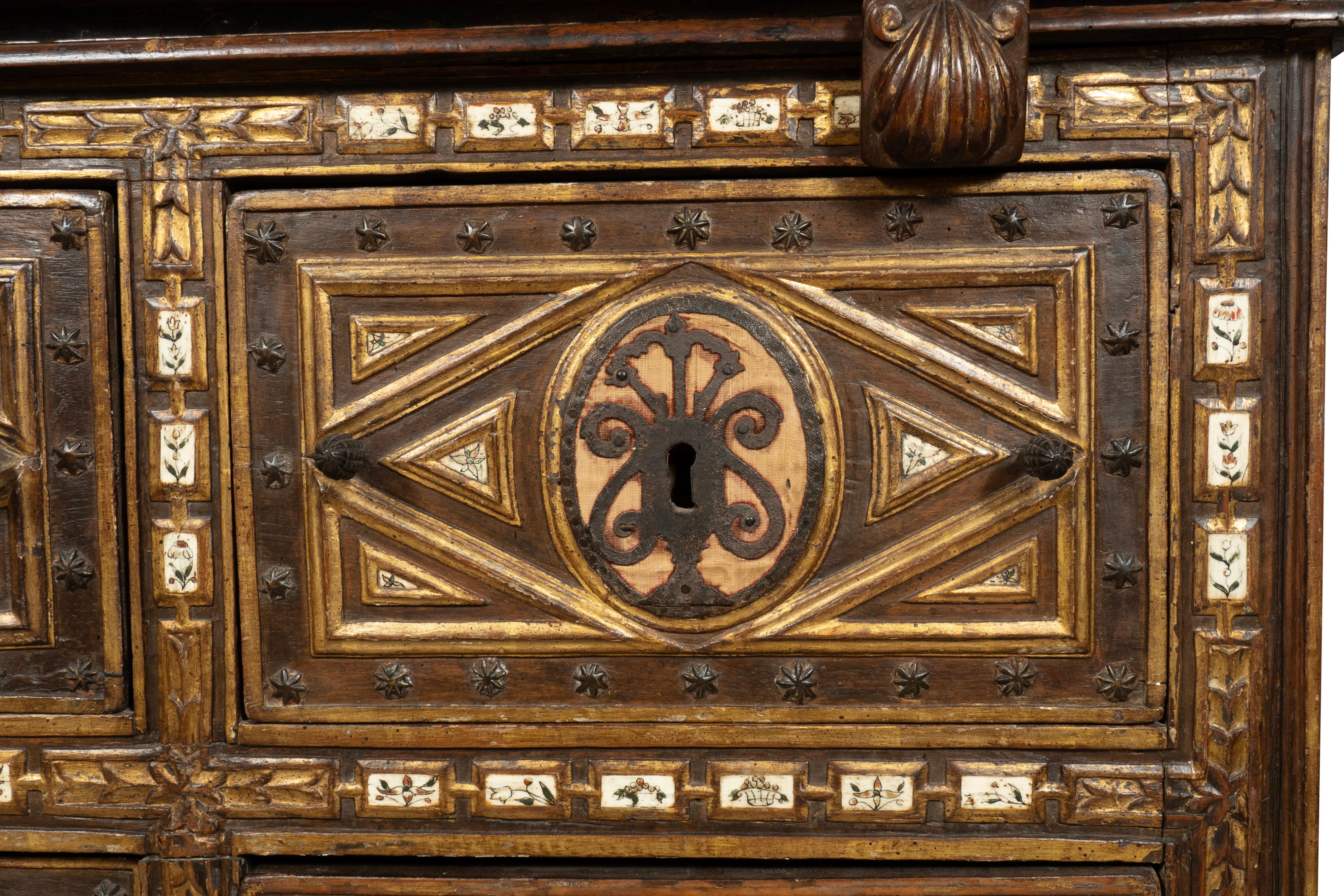 Vargueno barocco spagnolo in noce e legno dorato in vendita 9