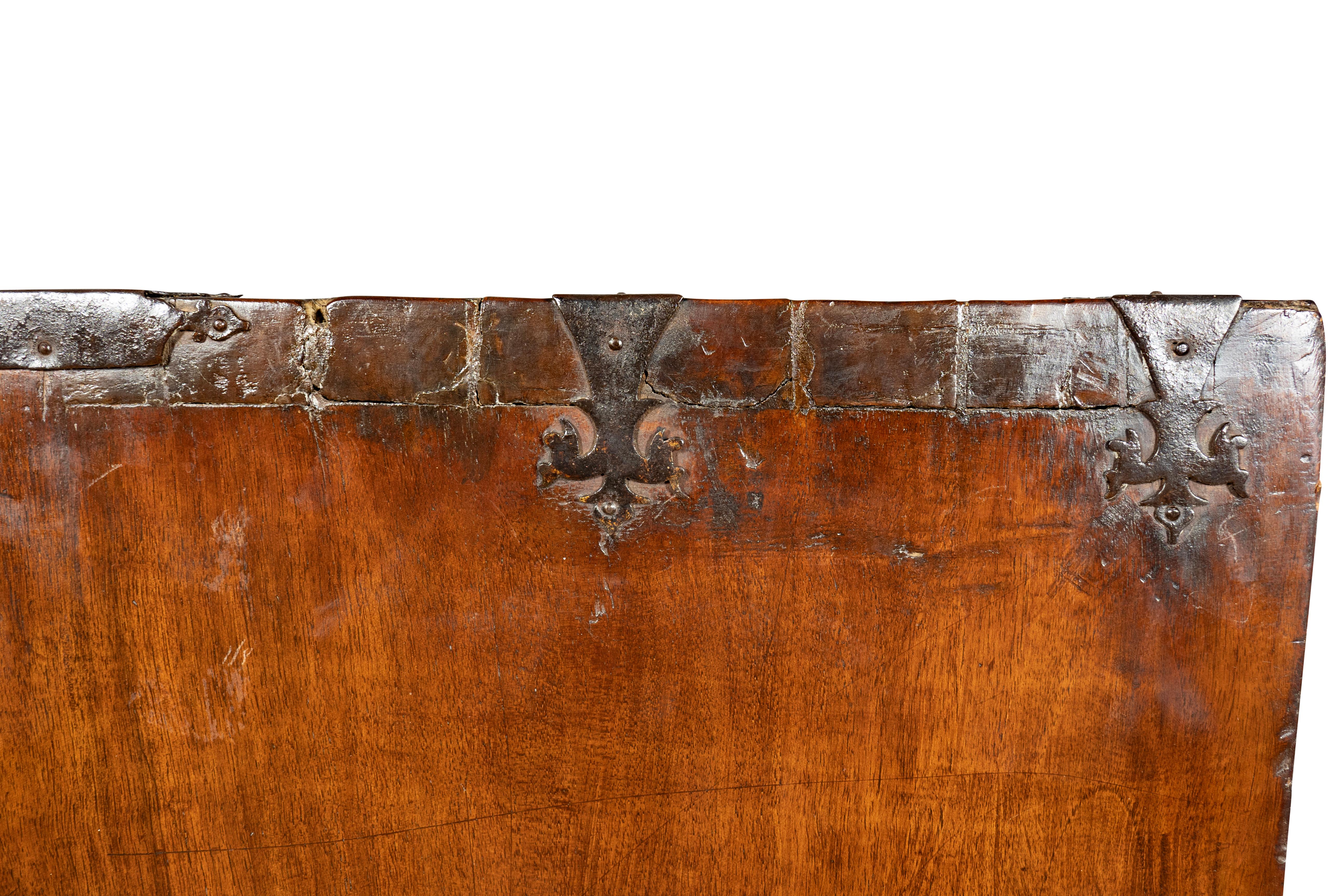 Vargueno barocco spagnolo in noce e legno dorato in vendita 11
