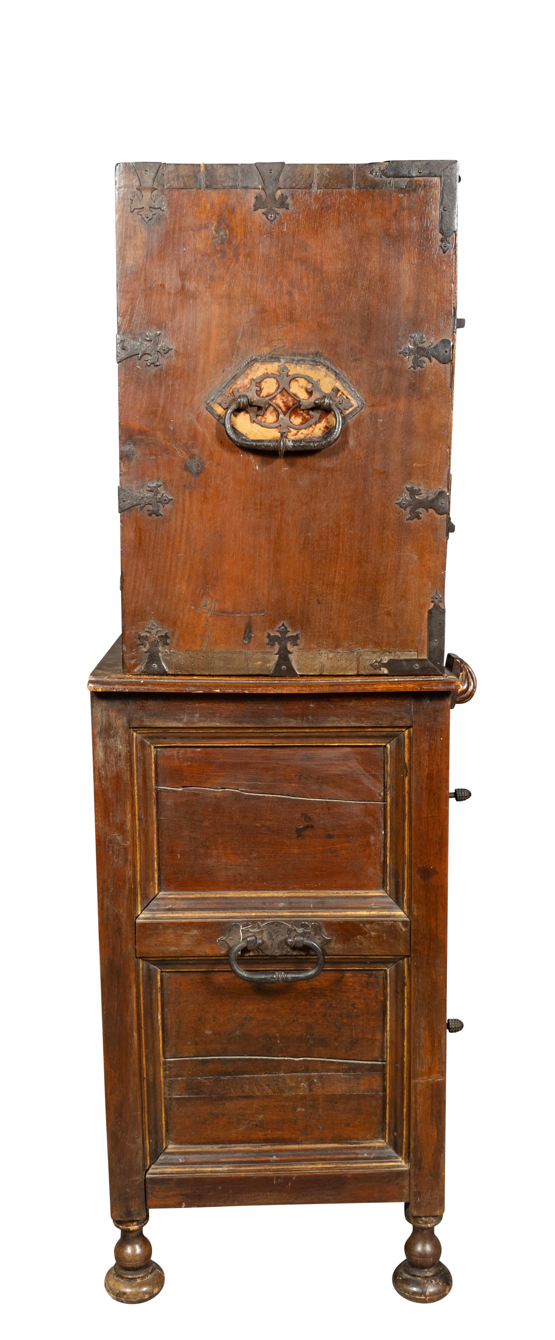 Spagnolo Vargueno barocco spagnolo in noce e legno dorato in vendita