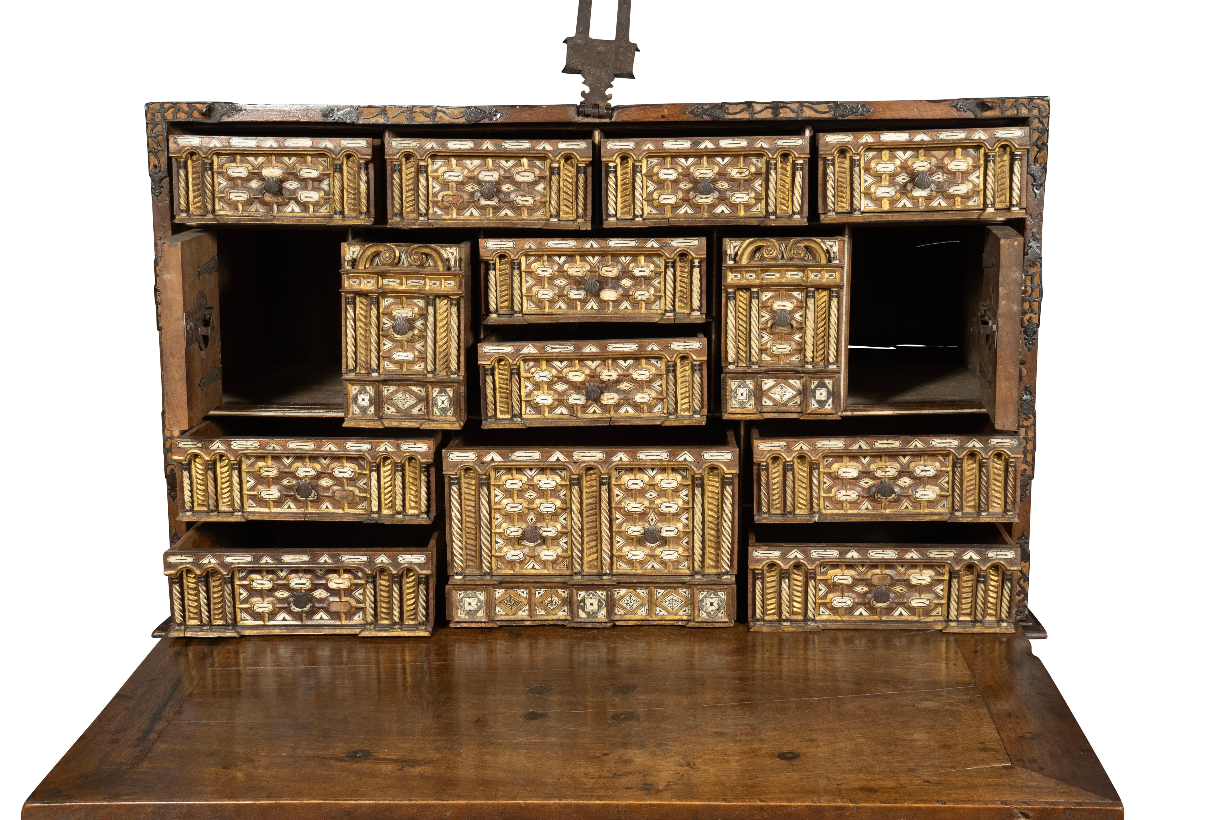 Vargueno barocco spagnolo in noce e legno dorato in vendita 1