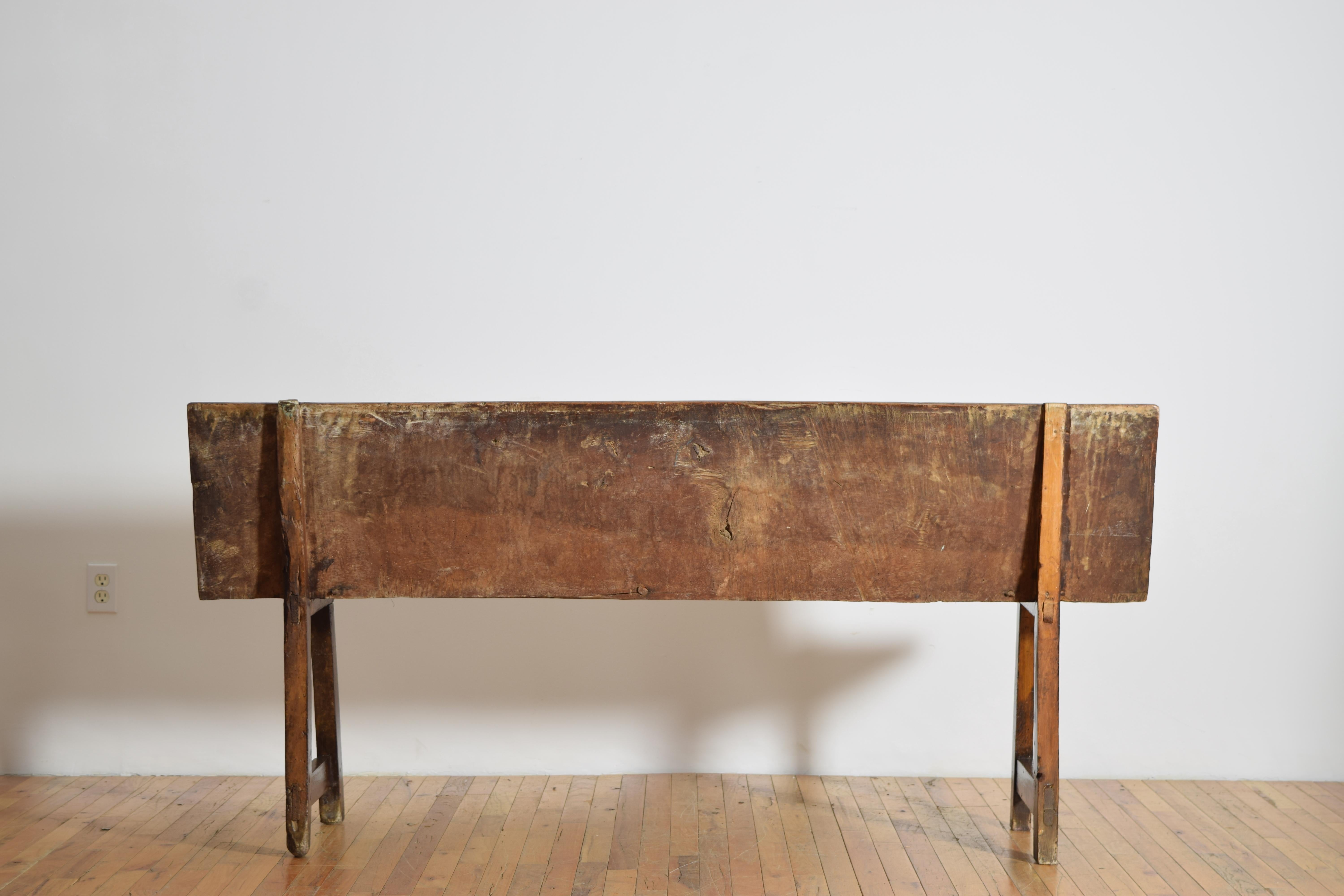 Spanischer Barock Nussbaum und Eisen Flurbank, Mitte 17. im Angebot 4