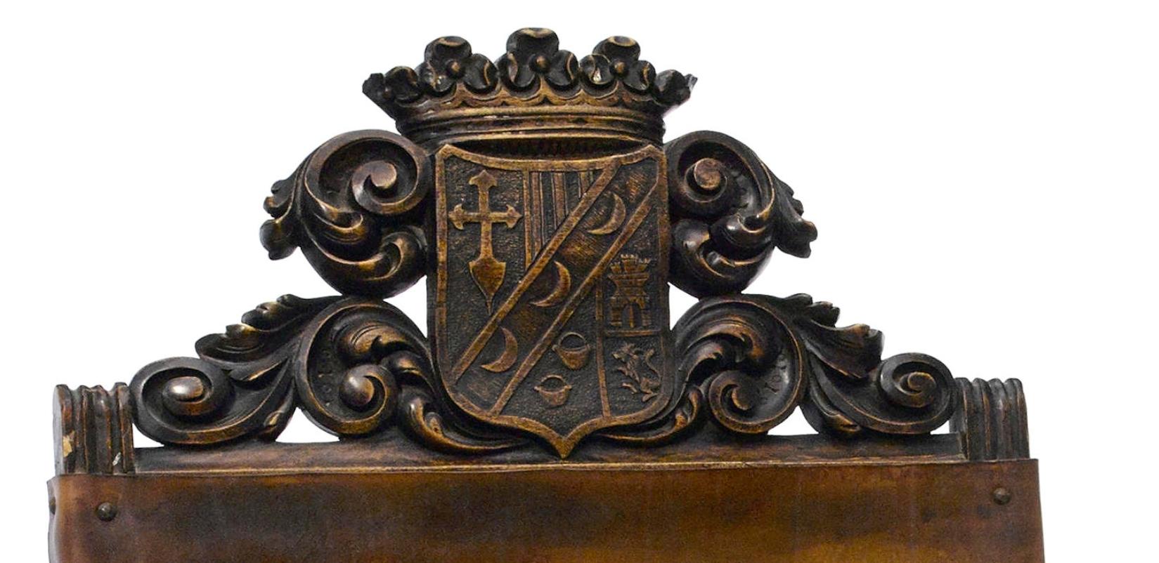 Spanischer Barocksessel aus Nussbaum mit Krone und Wappen, Anfang 19.   (Walnuss) im Angebot