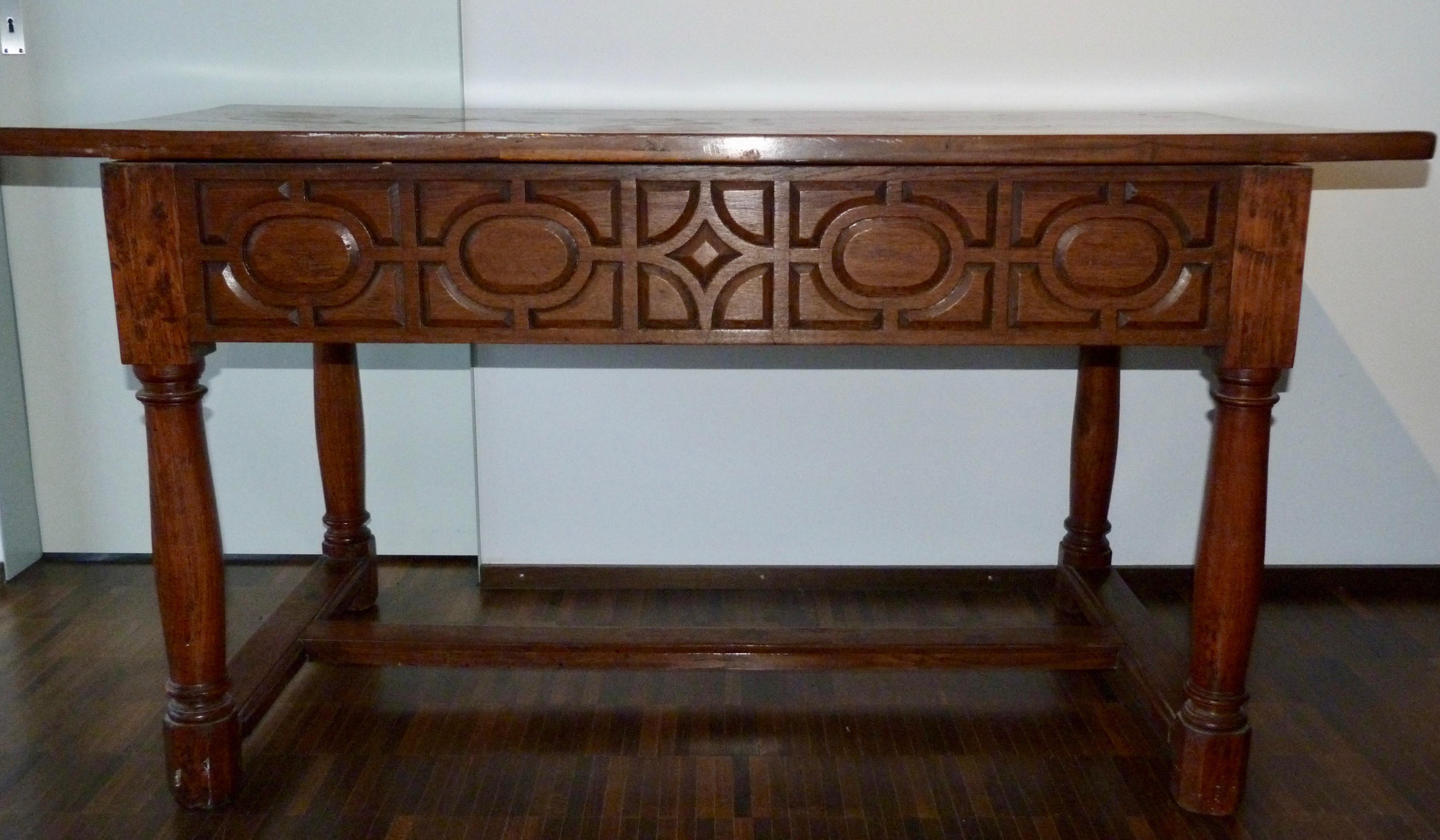 Spanish Baroque Walnut Desk Table, Late 17th Century For Sale 9