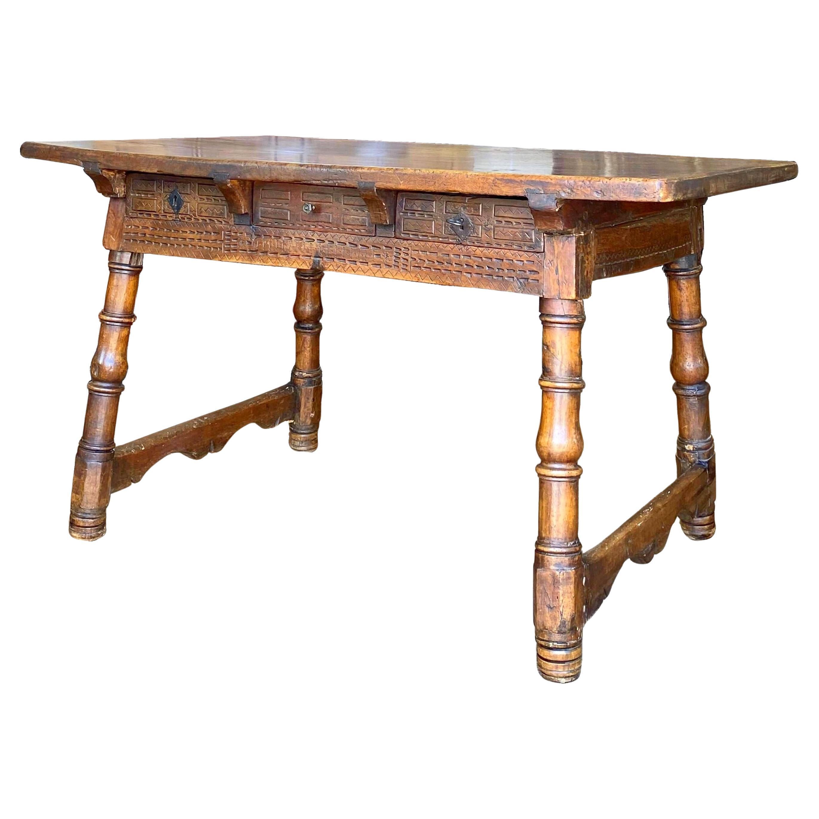 Tavolo barocco spagnolo in noce, 1710 circa