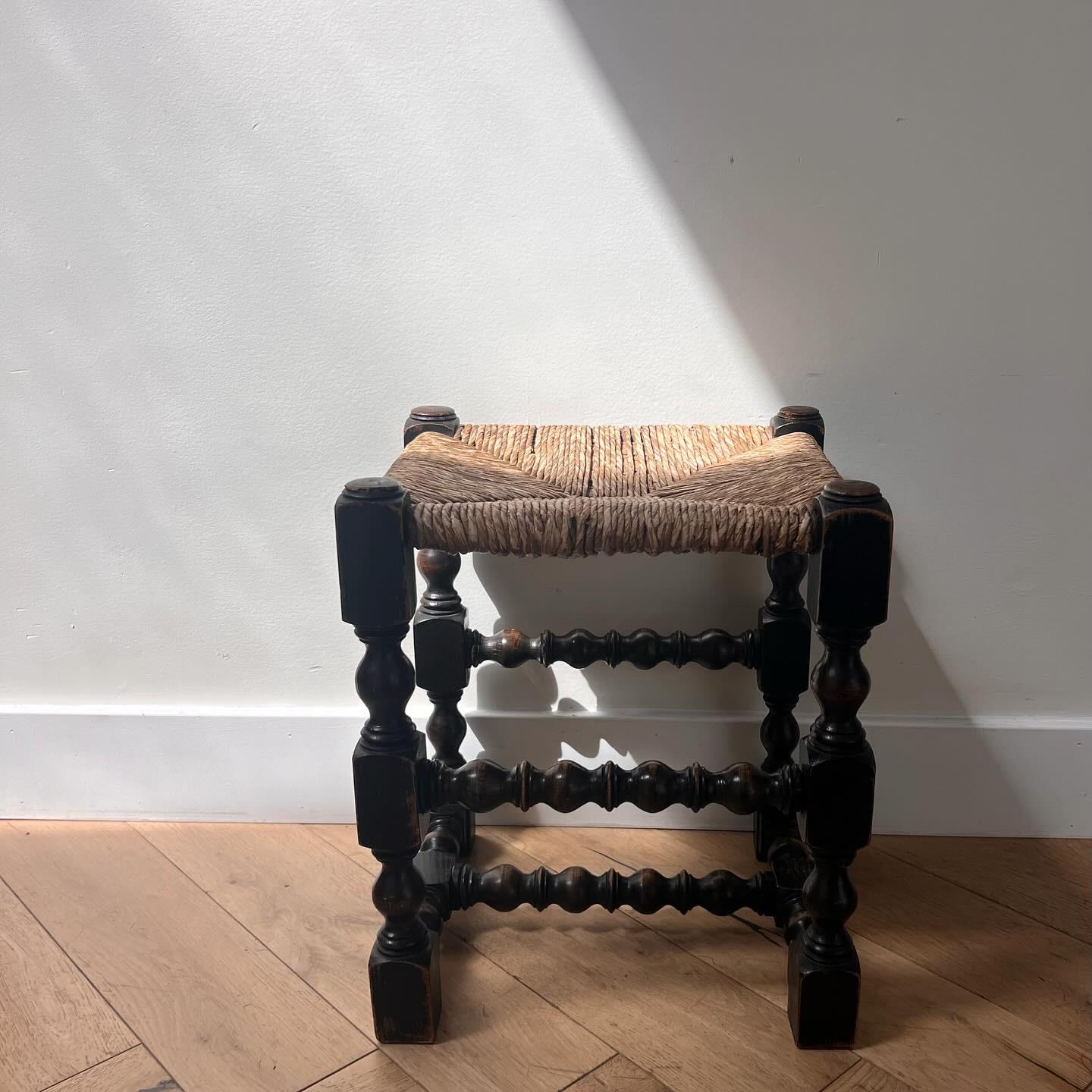 Spanish baroque wicker rush and spindle leg stool, 18th century 4