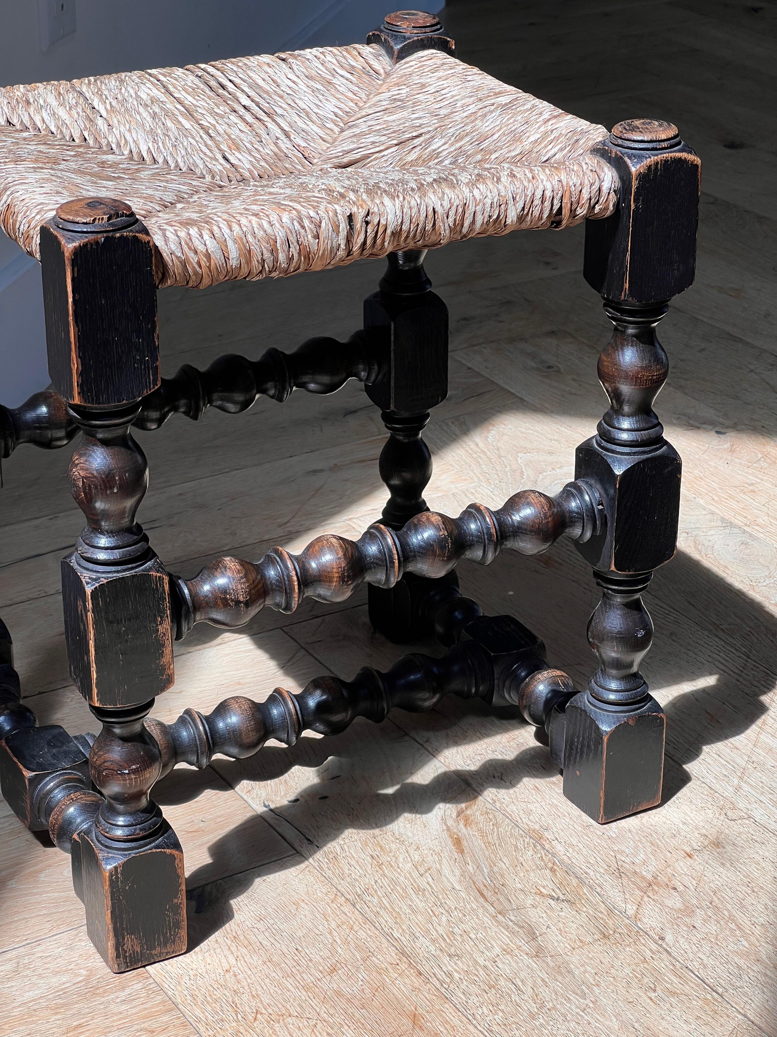 Spanish baroque wicker rush and spindle leg stool, 18th century 5