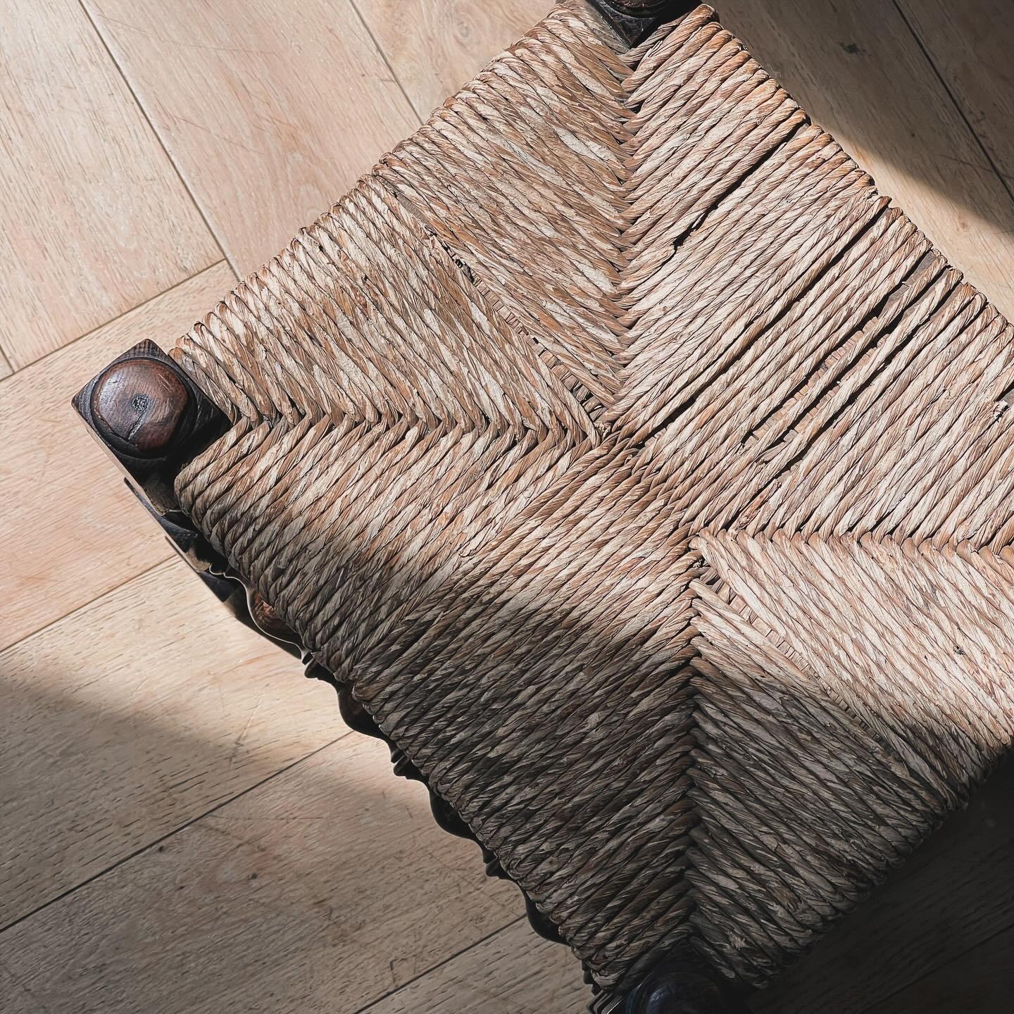 Spanish baroque wicker rush and spindle leg stool, 18th century In Good Condition In View Park, CA
