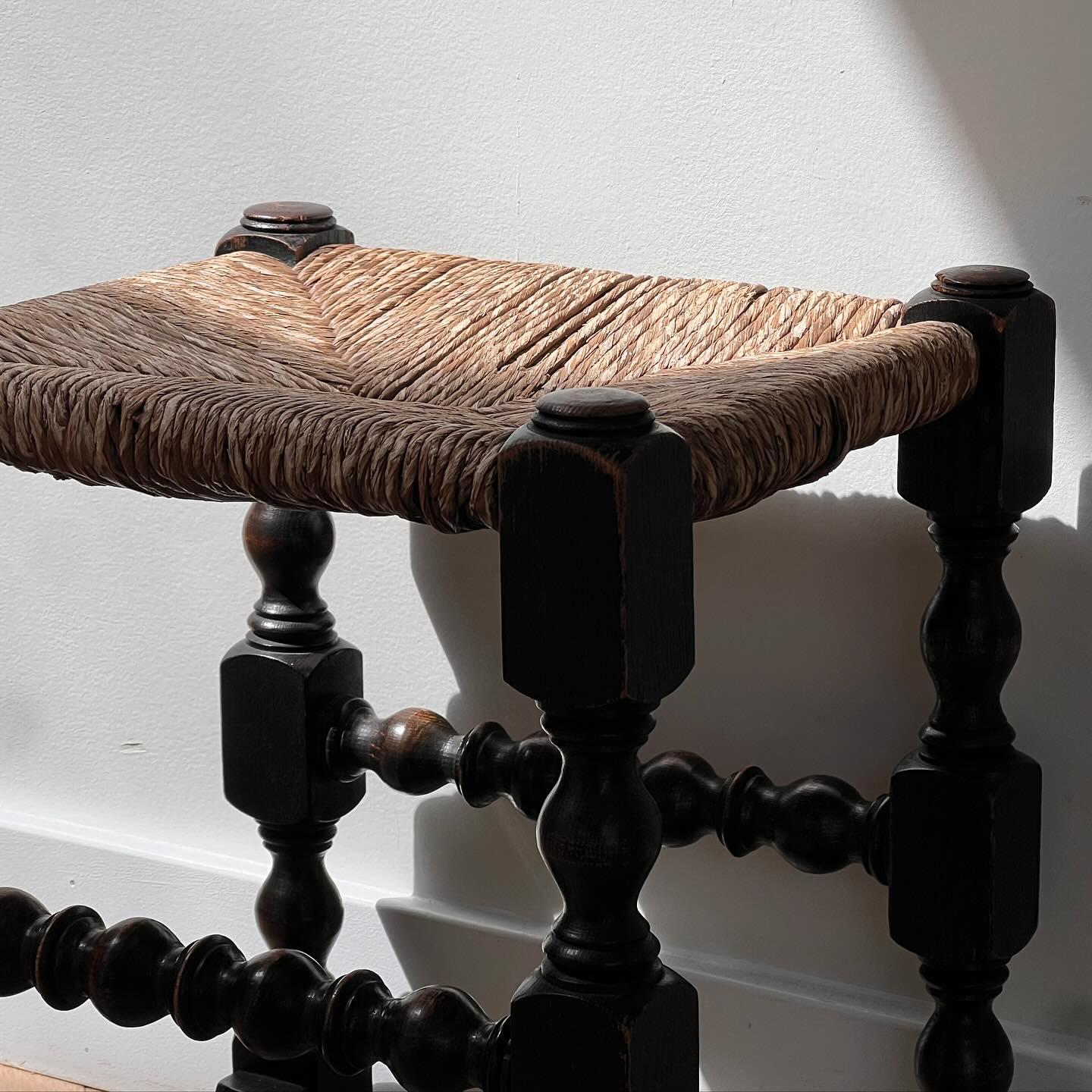 Spanish baroque wicker rush and spindle leg stool, 18th century 2
