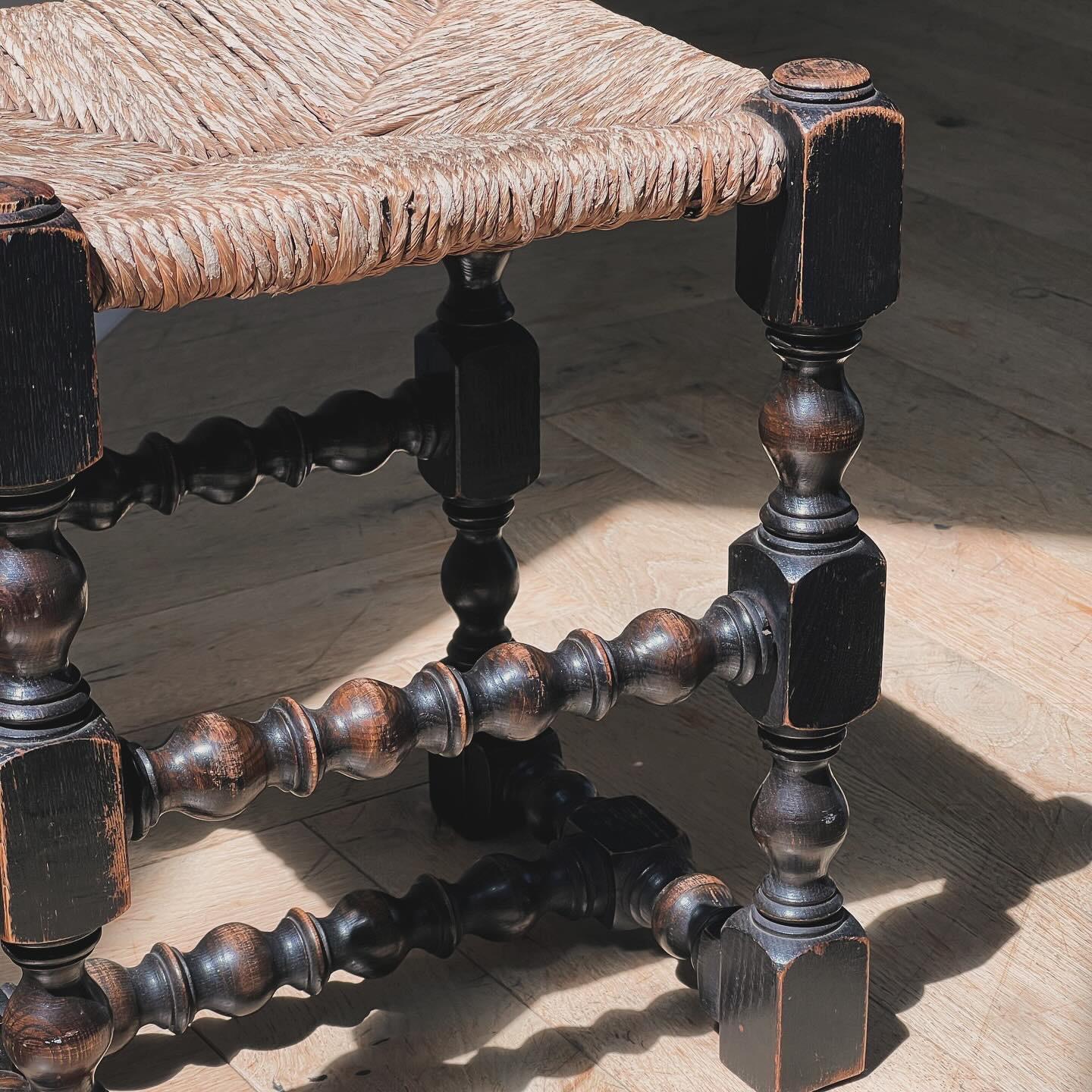 Spanish baroque wicker rush and spindle leg stool, 18th century 3