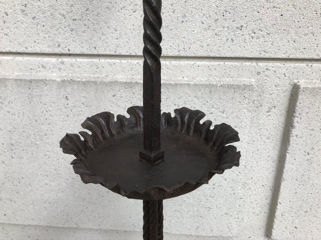 Lampadaire torchère baroque espagnol en fer forgé Bon état - En vente à Stamford, CT