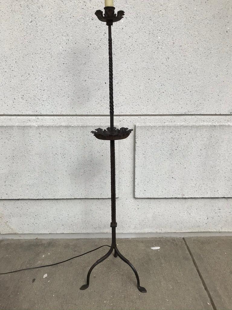 A handsome Spanish Baroque style wrought iron torchère floor lamp with black patina. Beautifully handwrought and turned shaft supported by a tripod base.
This date from the early 20th century, a time when Italian and Spanish Baroque furniture and