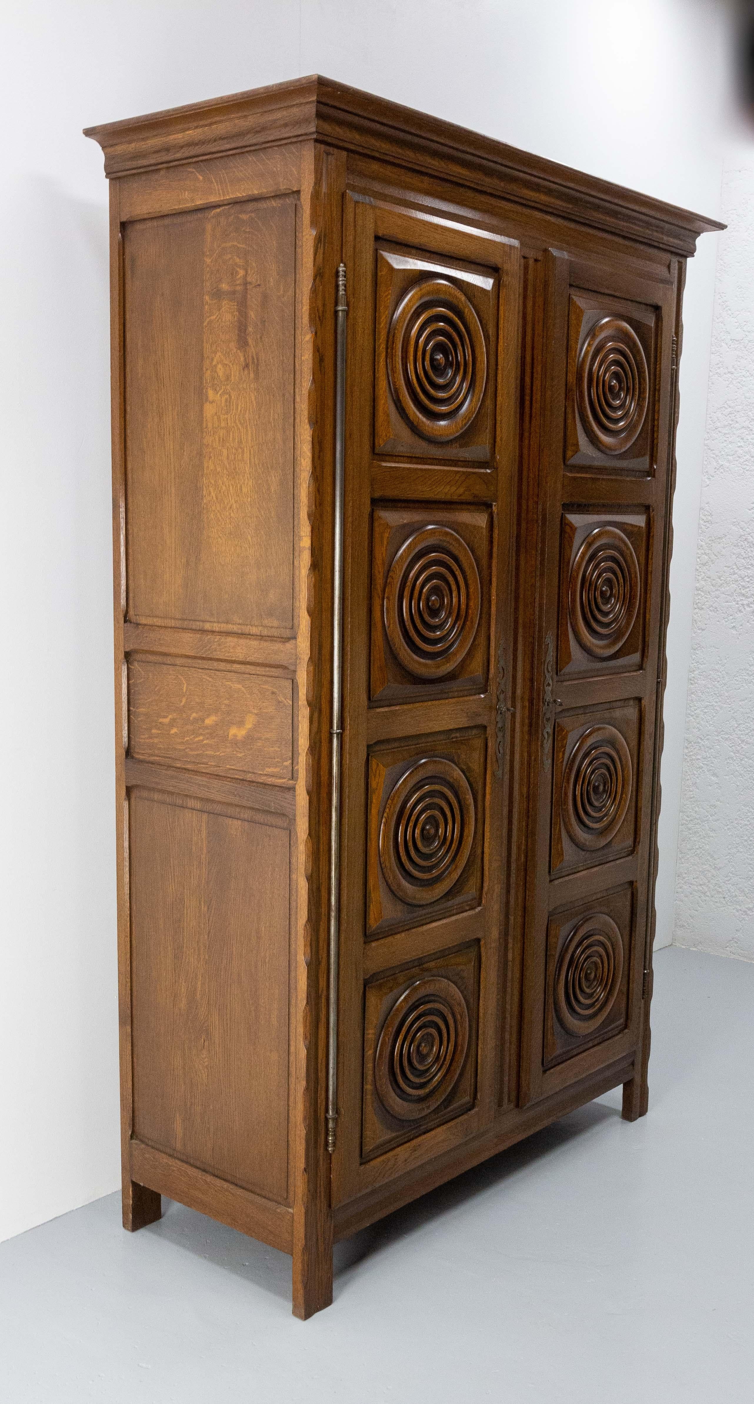 Spanish Basque Oak Armoire Two Doors, circa 1960 In Good Condition In Labrit, Landes