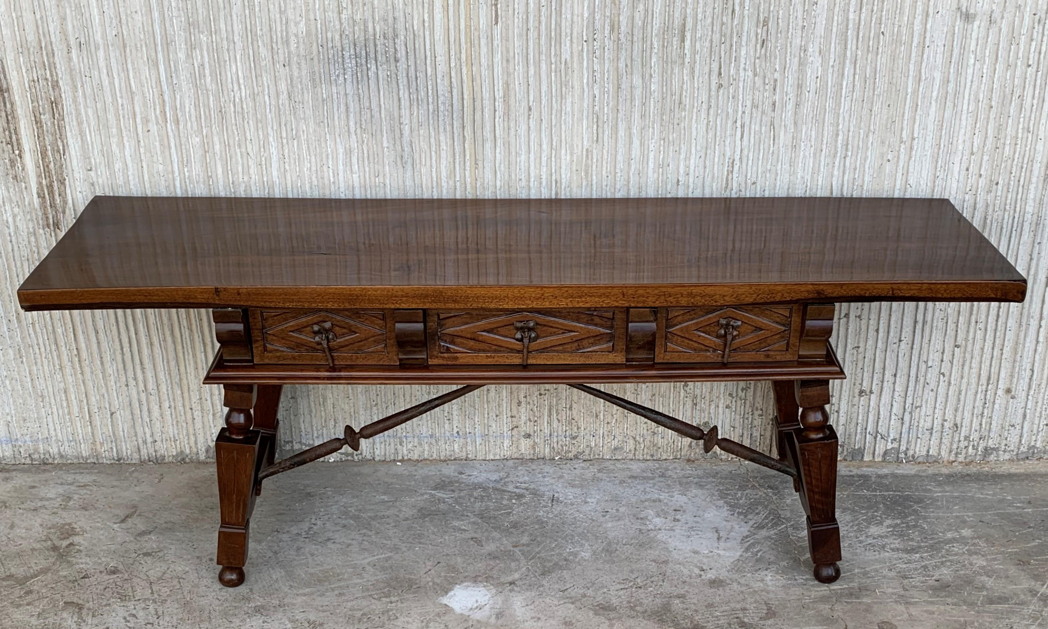 19th century Spanish bench or low console table with carved drawers you can open in both sides
Original iron pull hardware and iron stretcher
That back has the same picture than the front.