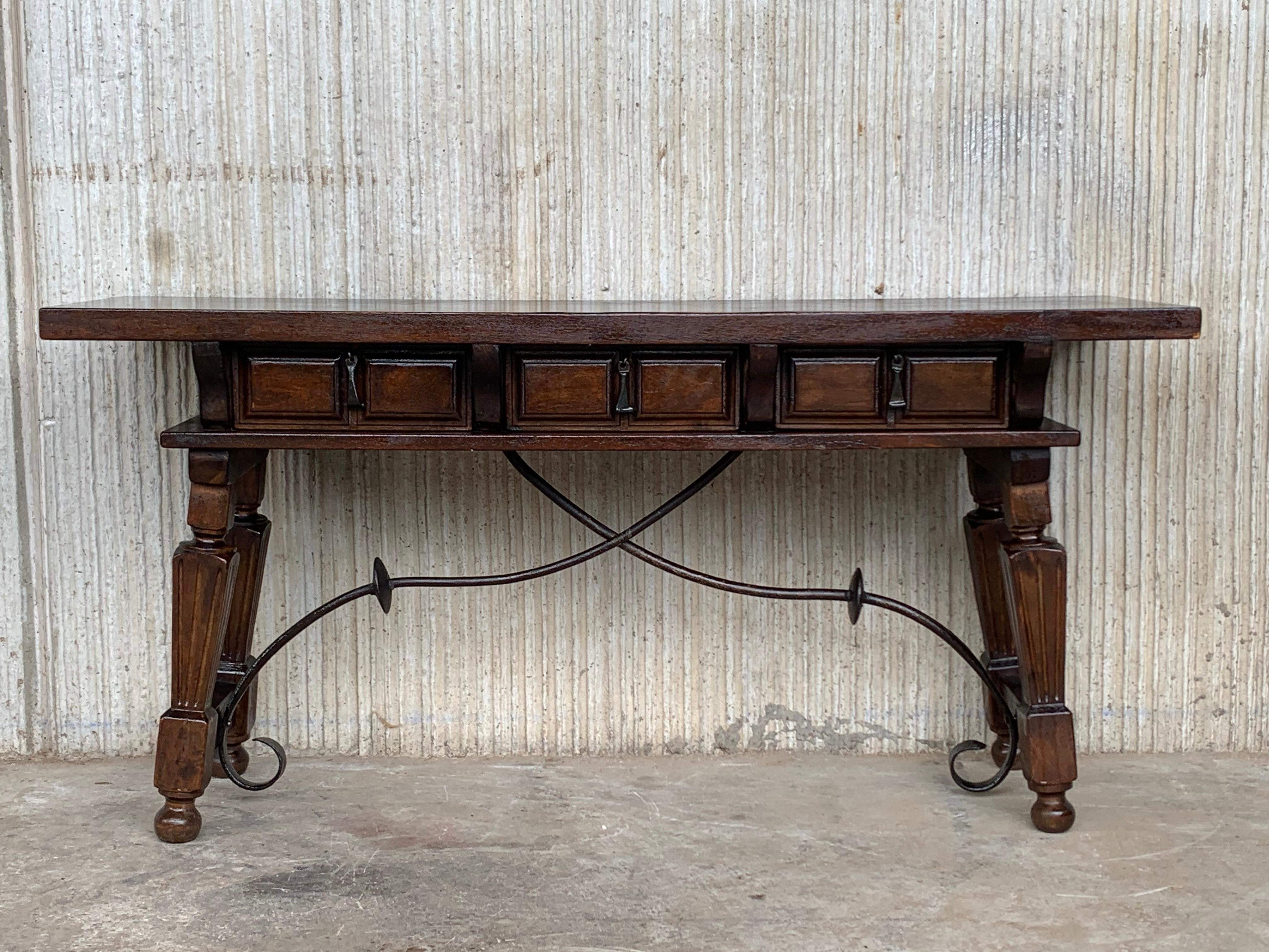 19th century Spanish bench or low console table with three carved drawers you can open in both sides
Original iron pull hardware and iron stretcher
That back has the same picture than the front.