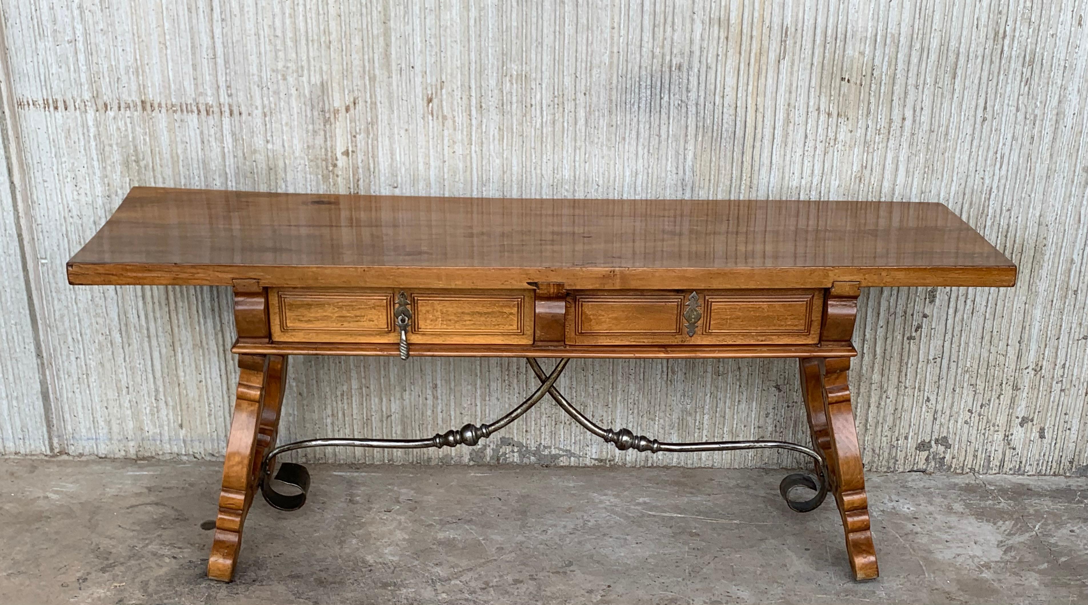 19th century Spanish bench or low console table with carved lye legs in two side of both legs.
Original iron pull hardware and heavy and rare iron stretcher
That back has the same picture than the front (without drawers).