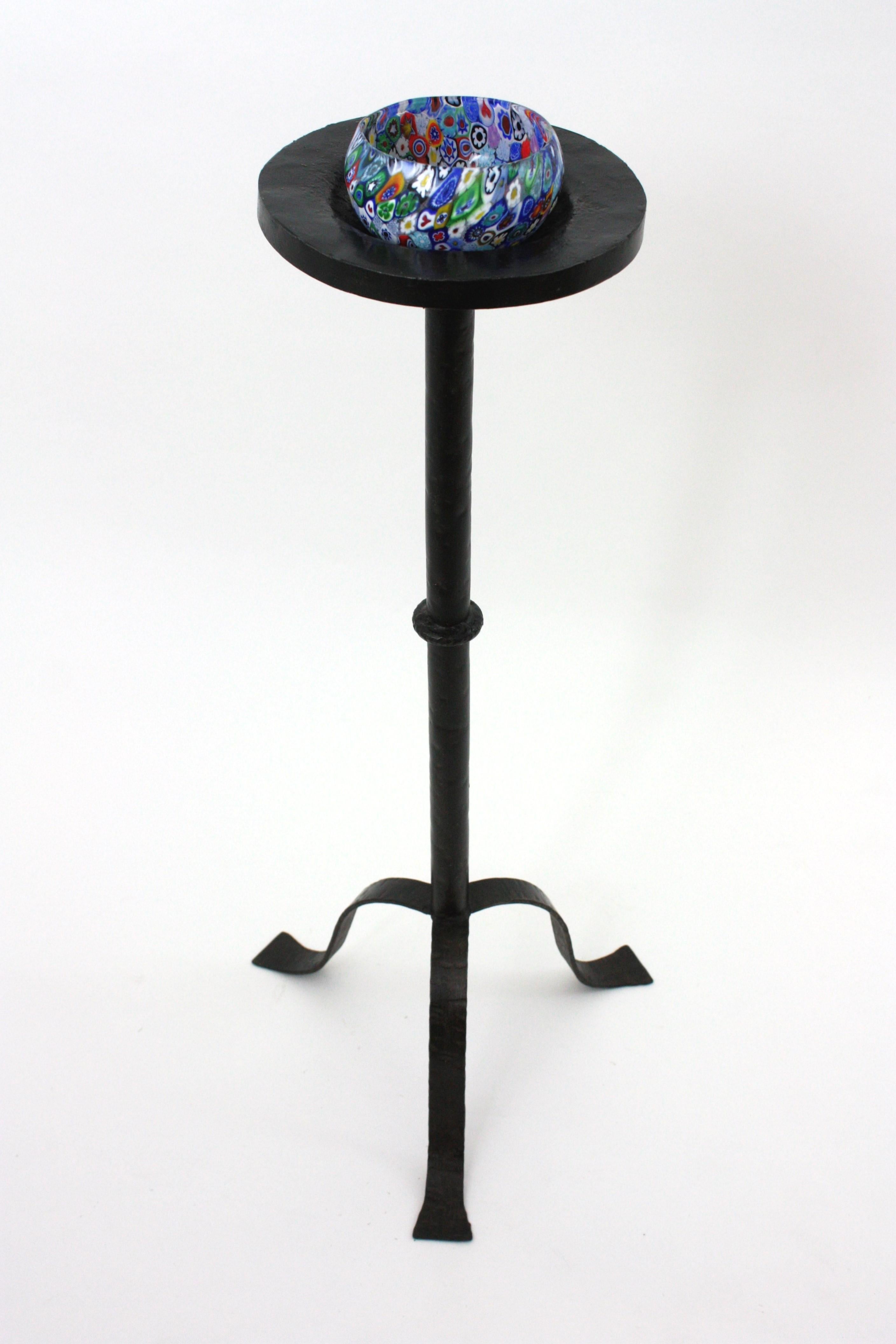 Guéridon en fer forgé noir espagnol, table à boissons, table d'appoint ou d'extrémité. 
Espagne, 1940-1950
Cet élégant guéridon est doté d'un plateau rond à surface concave et repose sur une base tripode avec un anneau au niveau de la tige. Patiné