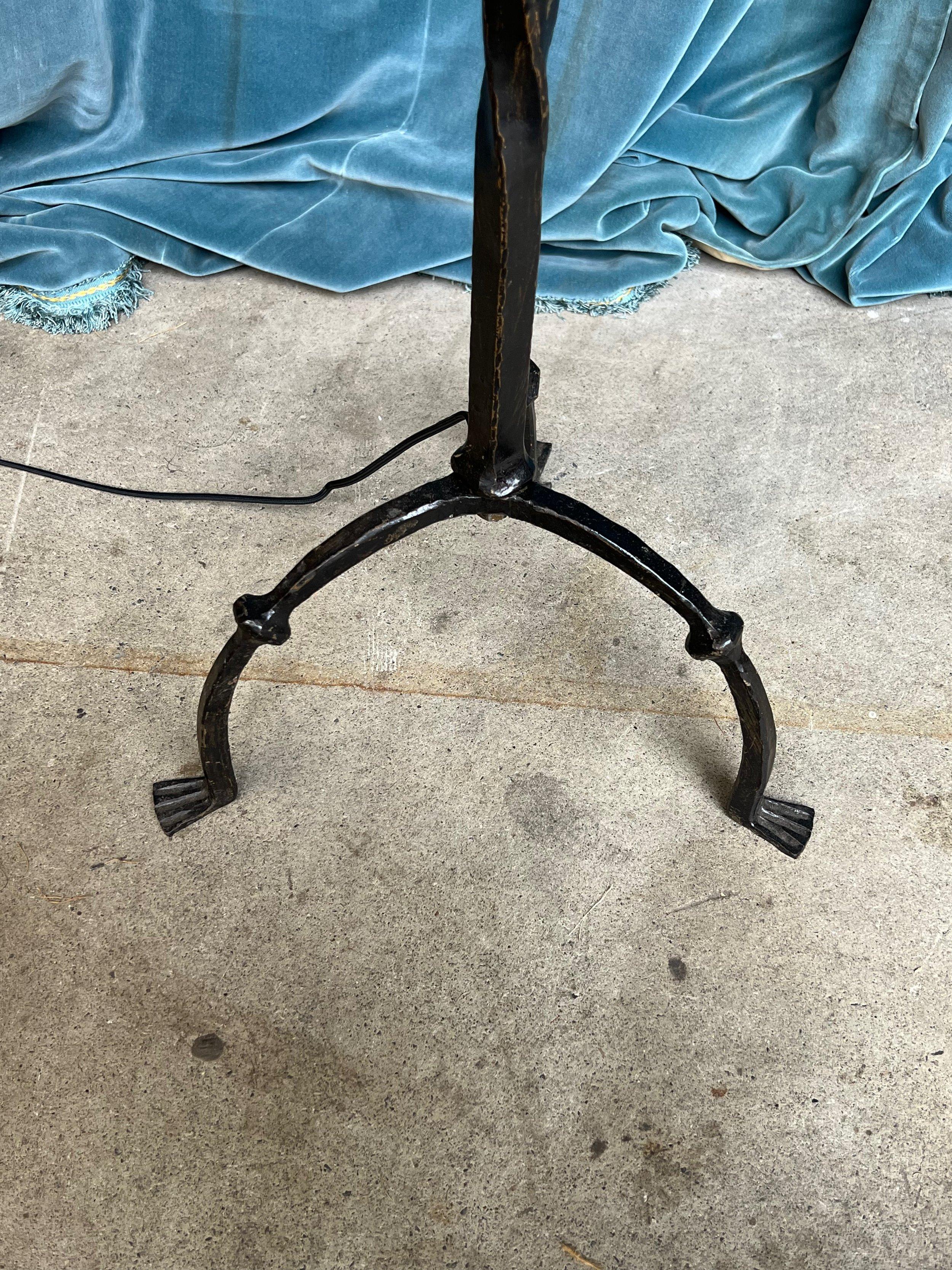 Spanish Black Iron Floor Lamp In Good Condition For Sale In Buchanan, NY