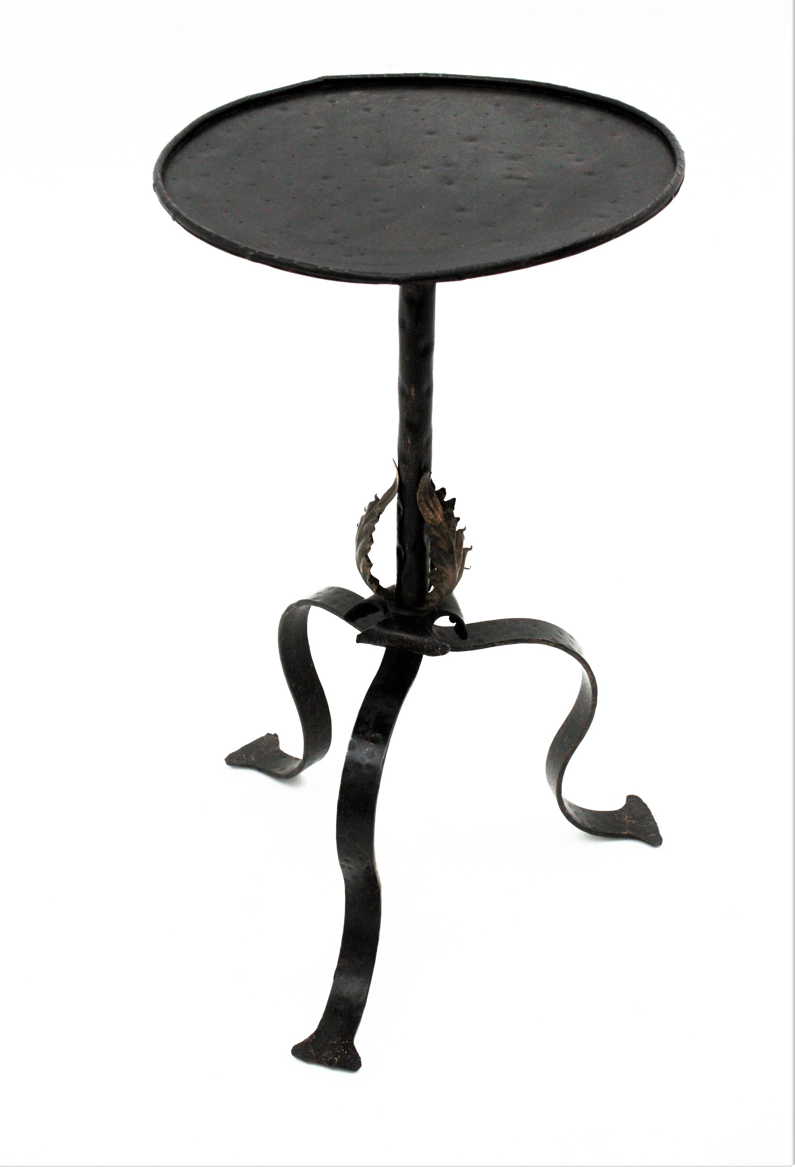 Spanish Black Wrought Iron Gueridon Drinks Table with Gilded Foliate Details In Good Condition In Barcelona, ES