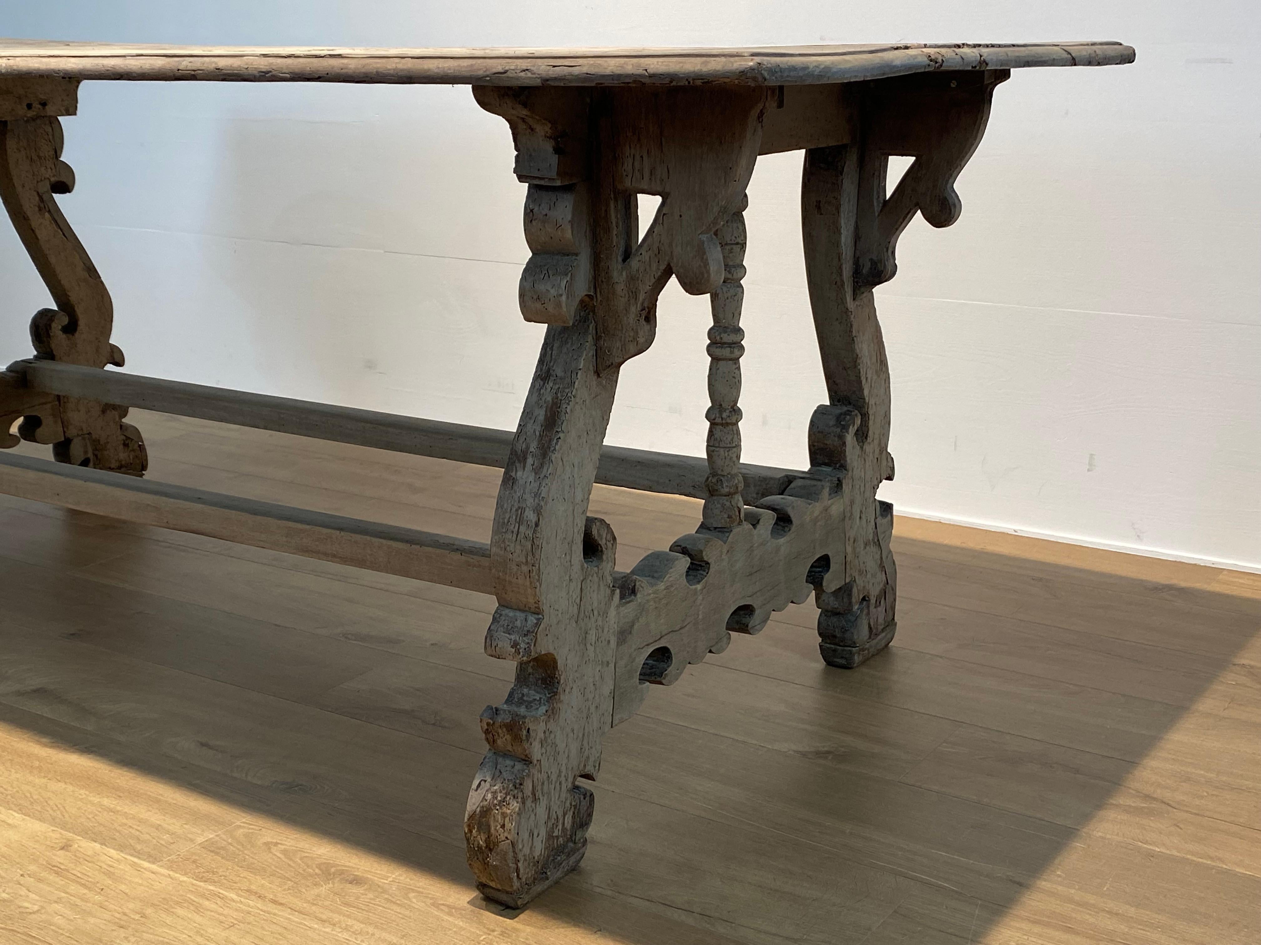 Spanish bleached Center Table In Fair Condition For Sale In Schellebelle, BE