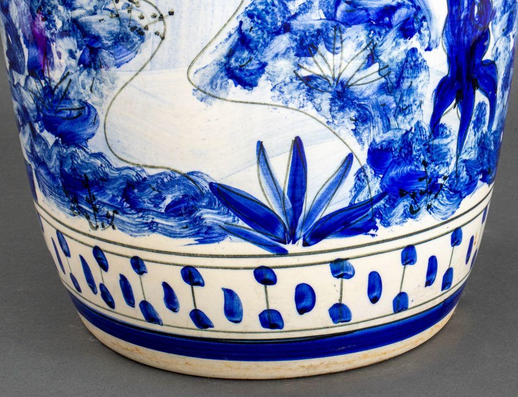 Tabouret de jardin espagnol en céramique bleue et blanche, avec poignées découpées, représentant un chemin forestier menant à un château sur une colline, marqué 