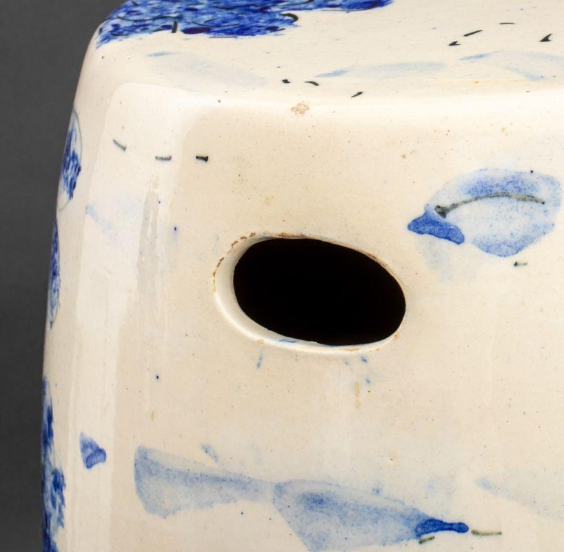 20ième siècle Tabouret de jardin espagnol bleu et blanc en vente