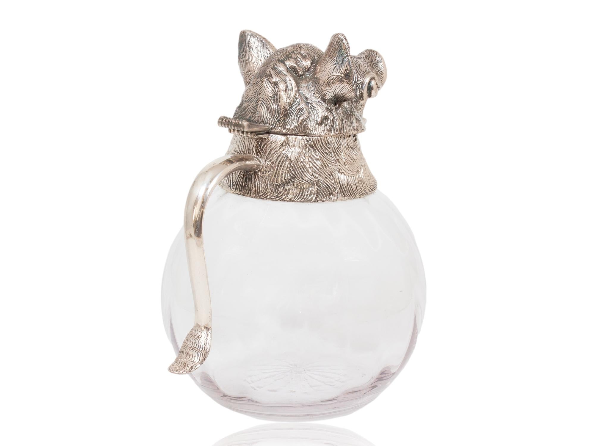 Kostenloser weltweiter Versand

Datierung: CIRCA 1960

Aus unserer Decanter Kollektion bieten wir Ihnen diesen modernen spanischen Eberkopfkrug von Valenti aus der Jahrhundertmitte an. Der Krug hat eine neuartige Form mit einem großen, abgerundeten