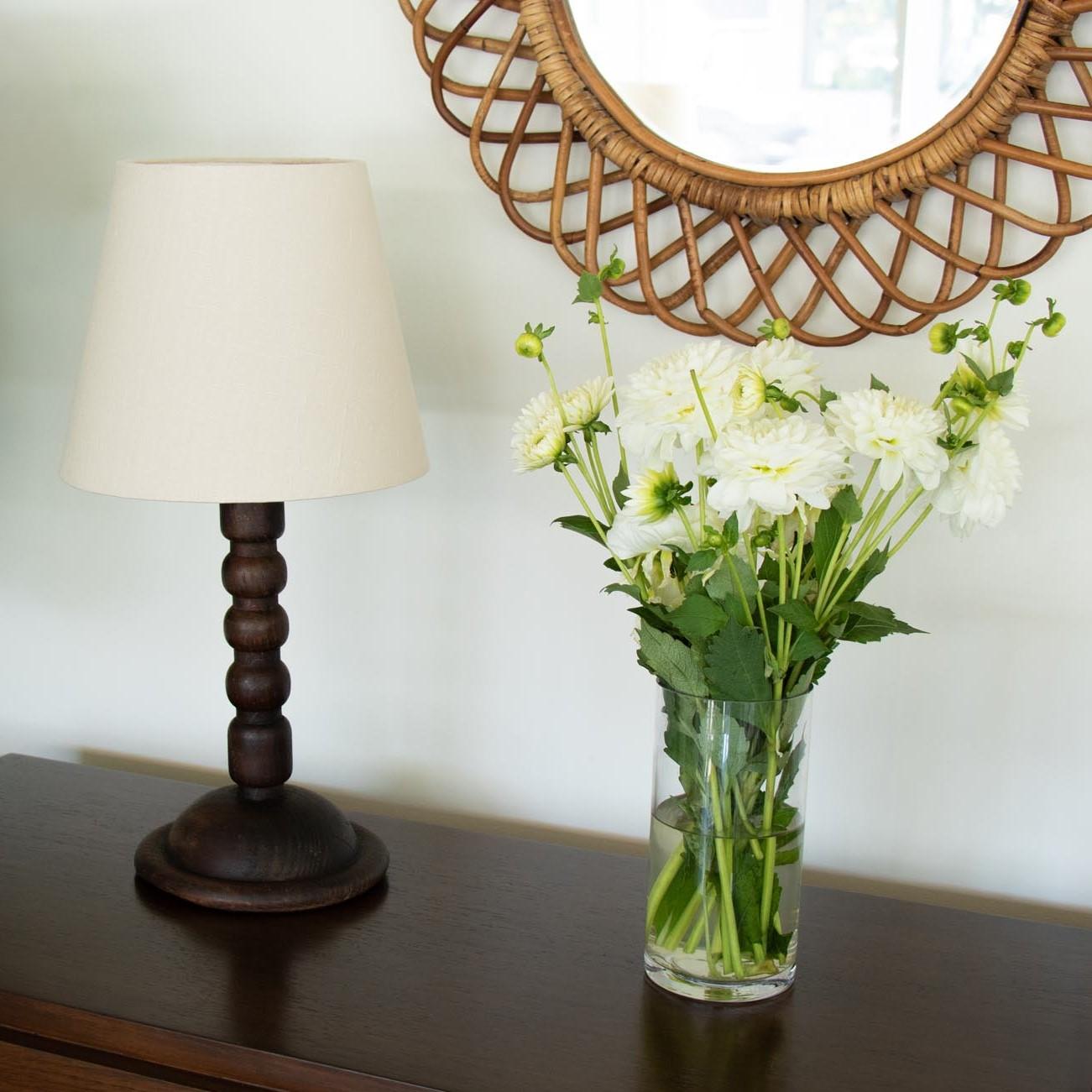 Espagnol Lampe de table espagnole en bois de Bobbin en vente