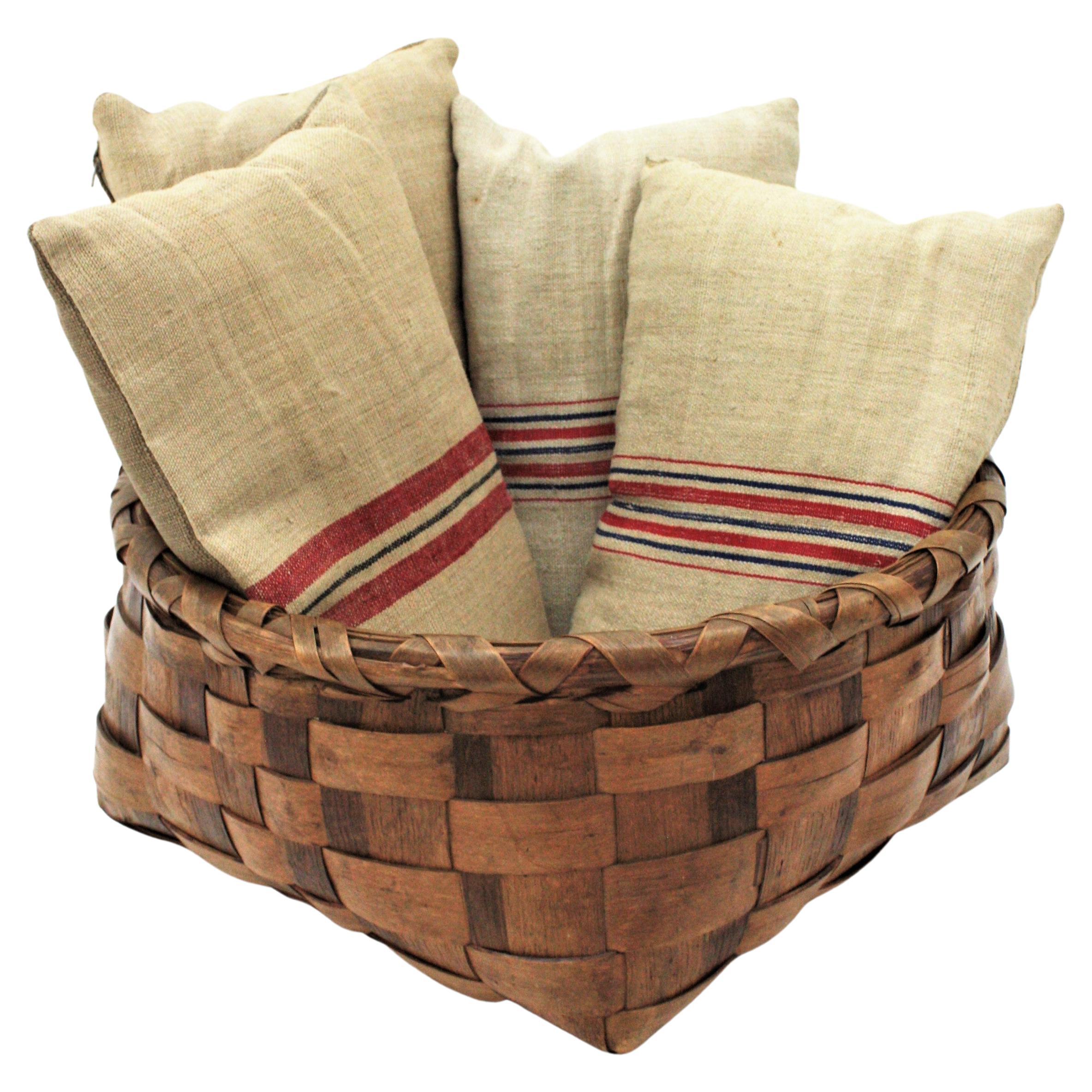 Traditional hand-braided wood decorative basket / storage basket, Spain, 1940s-1950s.
Hand-crafted basket from Galicia, at the northern part of Spain.
Wooden stripes beautifully woven creating a rectangular large basket. It can be used as storage
