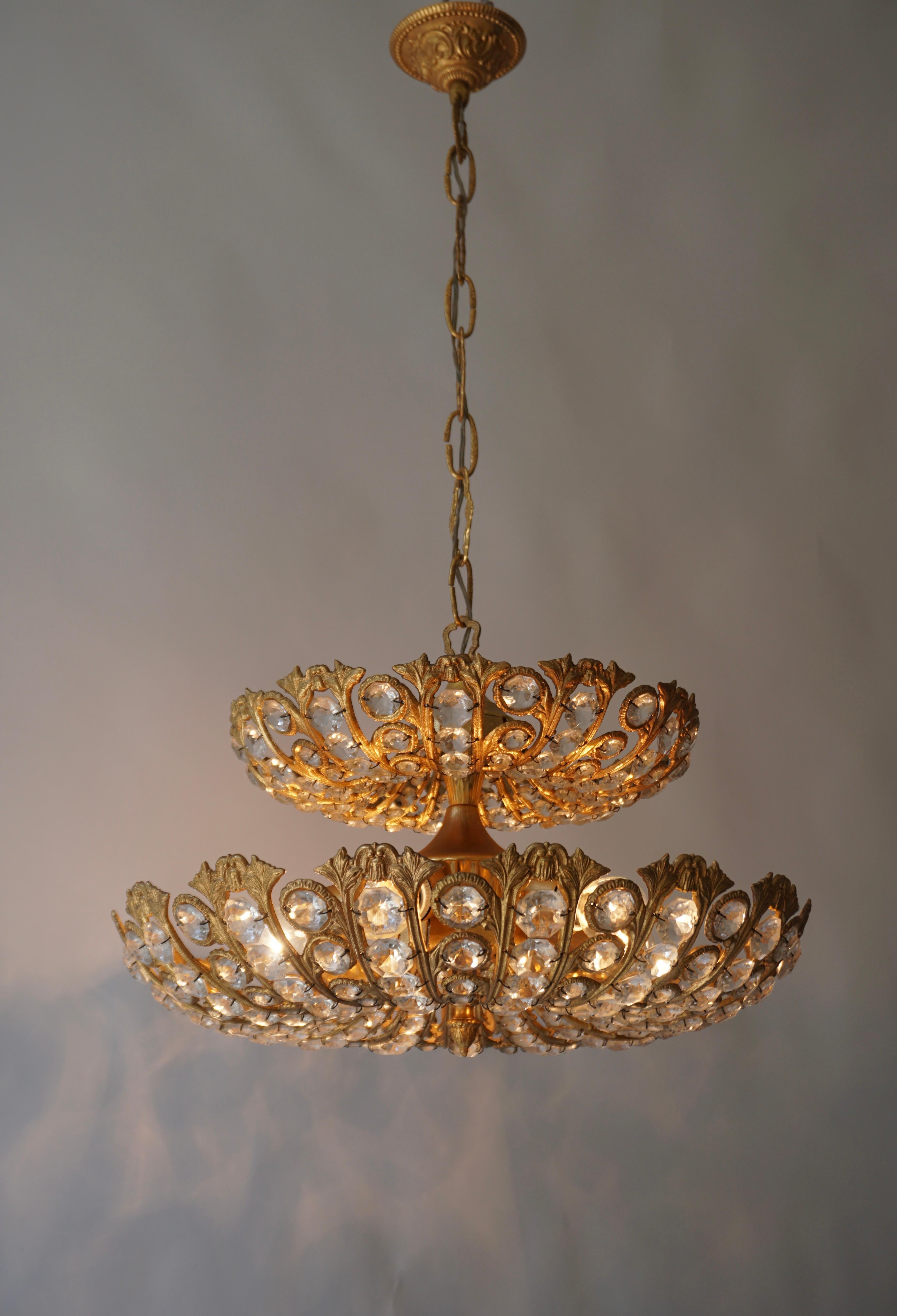 Rare et grande lampe Palwa conçue par Ernest Palm et produite dans les années 60 à Barcelone. 

Structure dorée composée de cristaux taillés en parfait état de conservation.Objet design rare qui illuminera parfaitement votre intérieur.

Diamètre 19