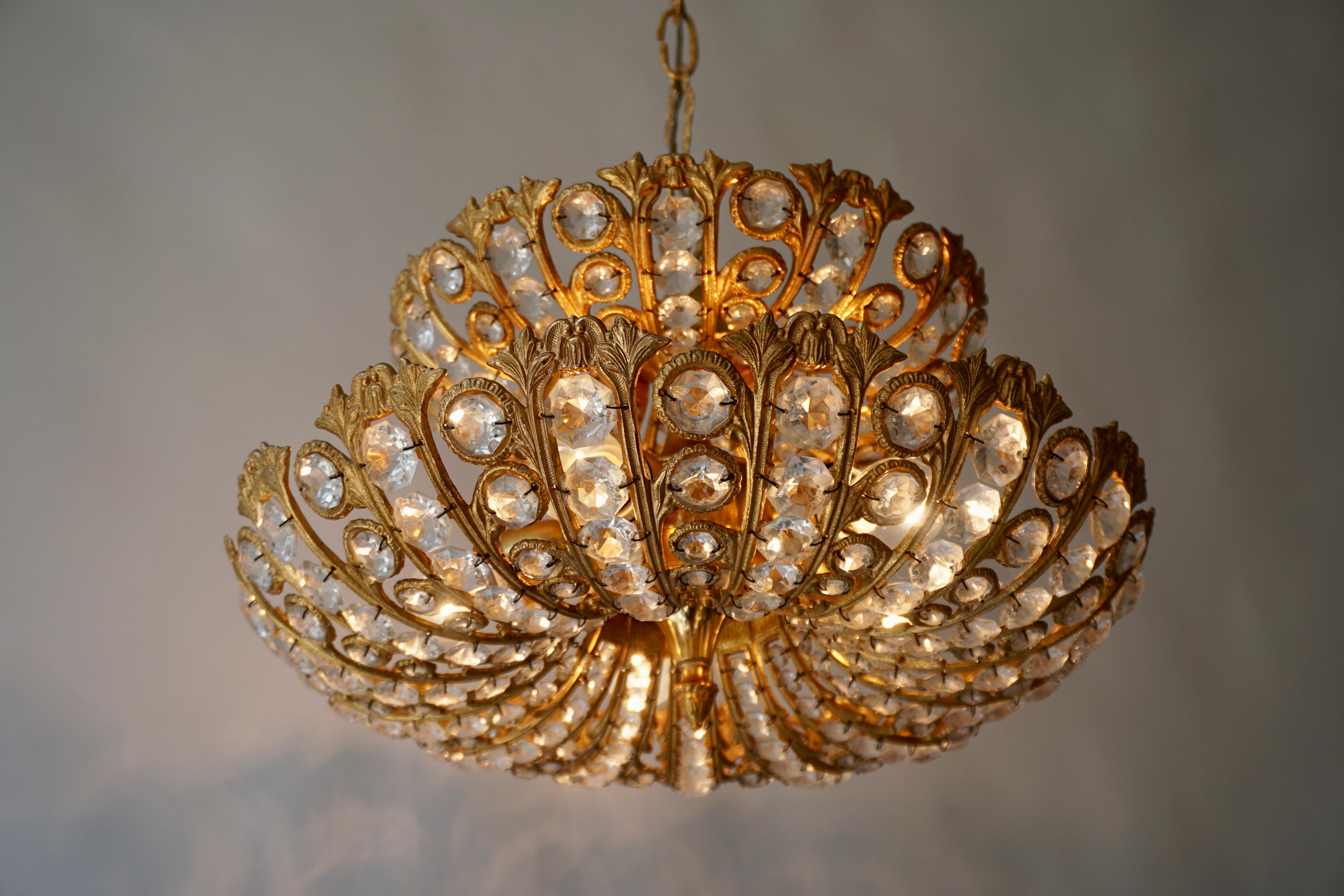 Ottone Lampadario spagnolo in ottone e cristallo di Ernest Palme per Palwa, anni '70 in vendita