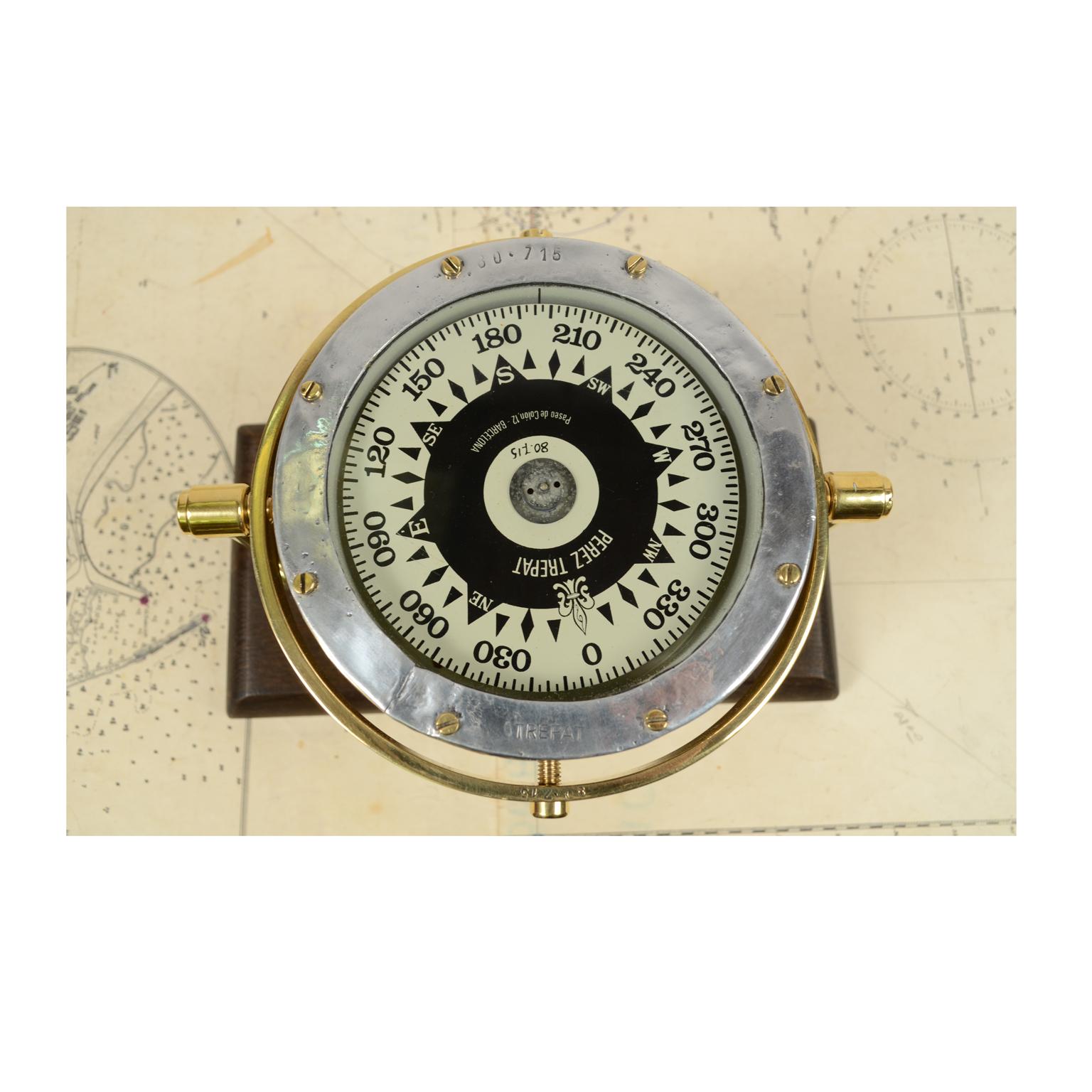 Brass nautical compass on universal joint mounted on wooden board. Spanish manufacture of the 1940s, signed Peraz Trepaz Barcelona. Very good condition. Board 22 x 10.5 cm, total height 13 cm.
Shipping insured by Lloyd's London; it is available our