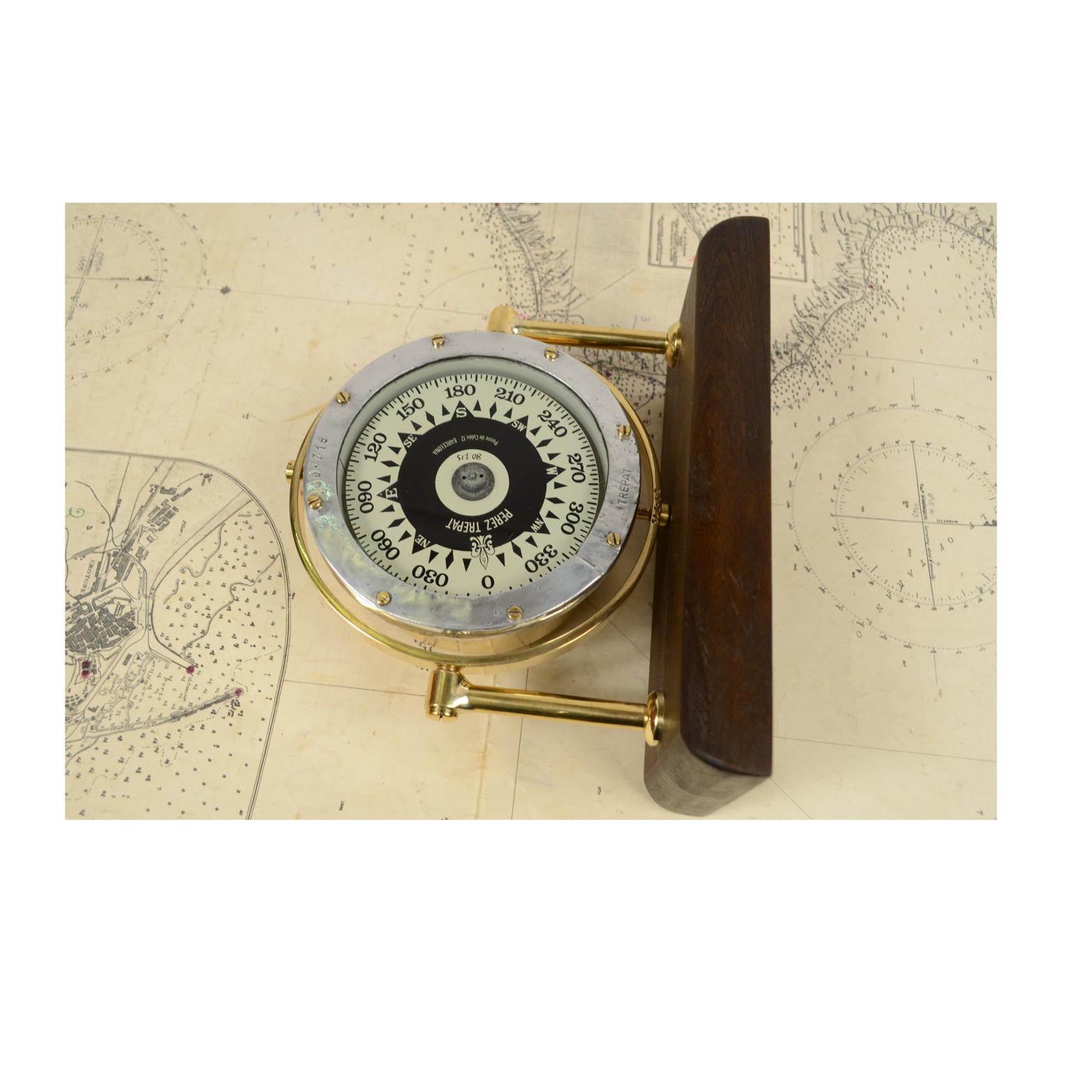 Spanish Brass Compass on Wooden Board, 1940s In Good Condition In Milan, IT