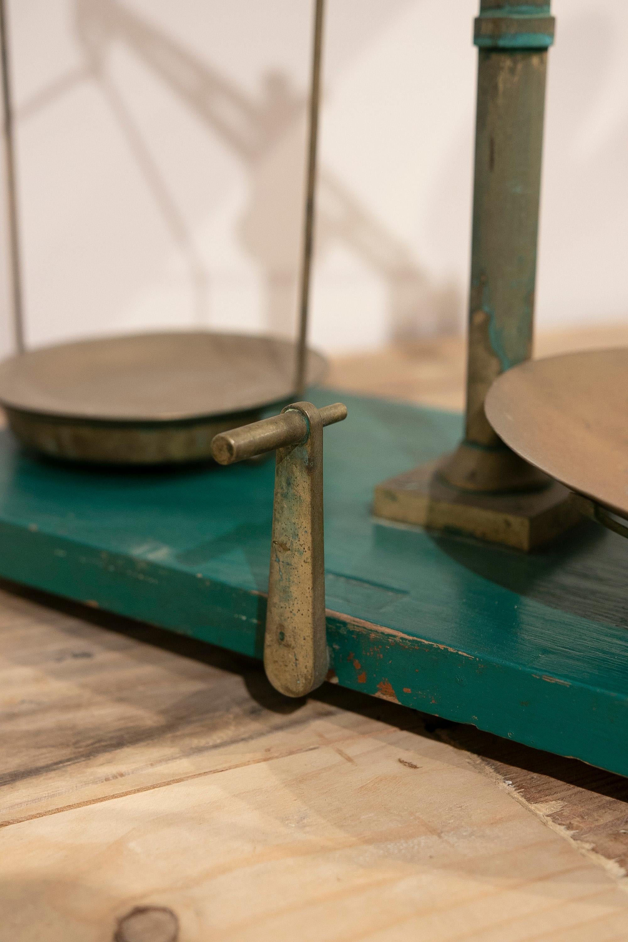 Évaluation de l'équilibre en bronze espagnol avec support en bois peint en vert en vente 10