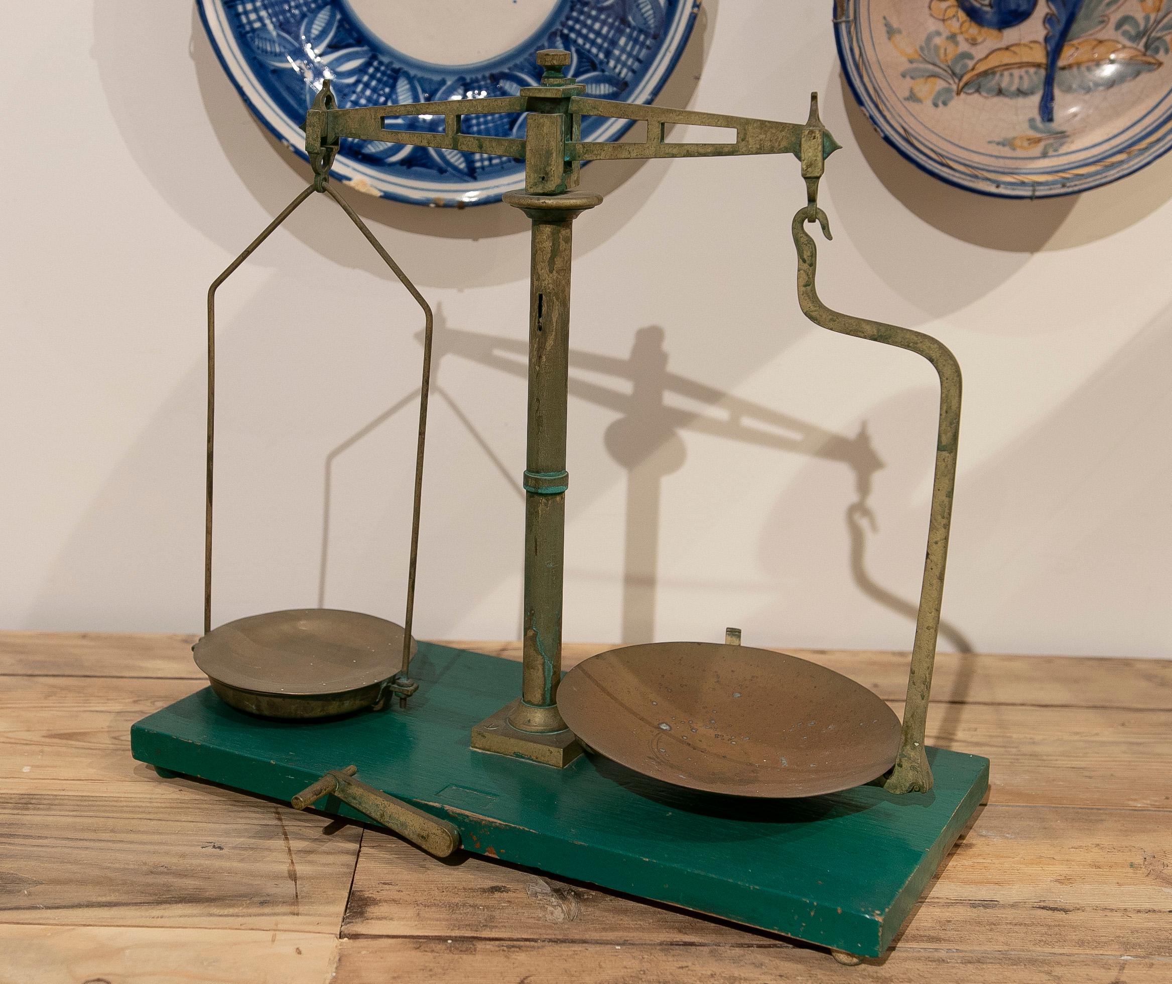 Espagnol Évaluation de l'équilibre en bronze espagnol avec support en bois peint en vert en vente