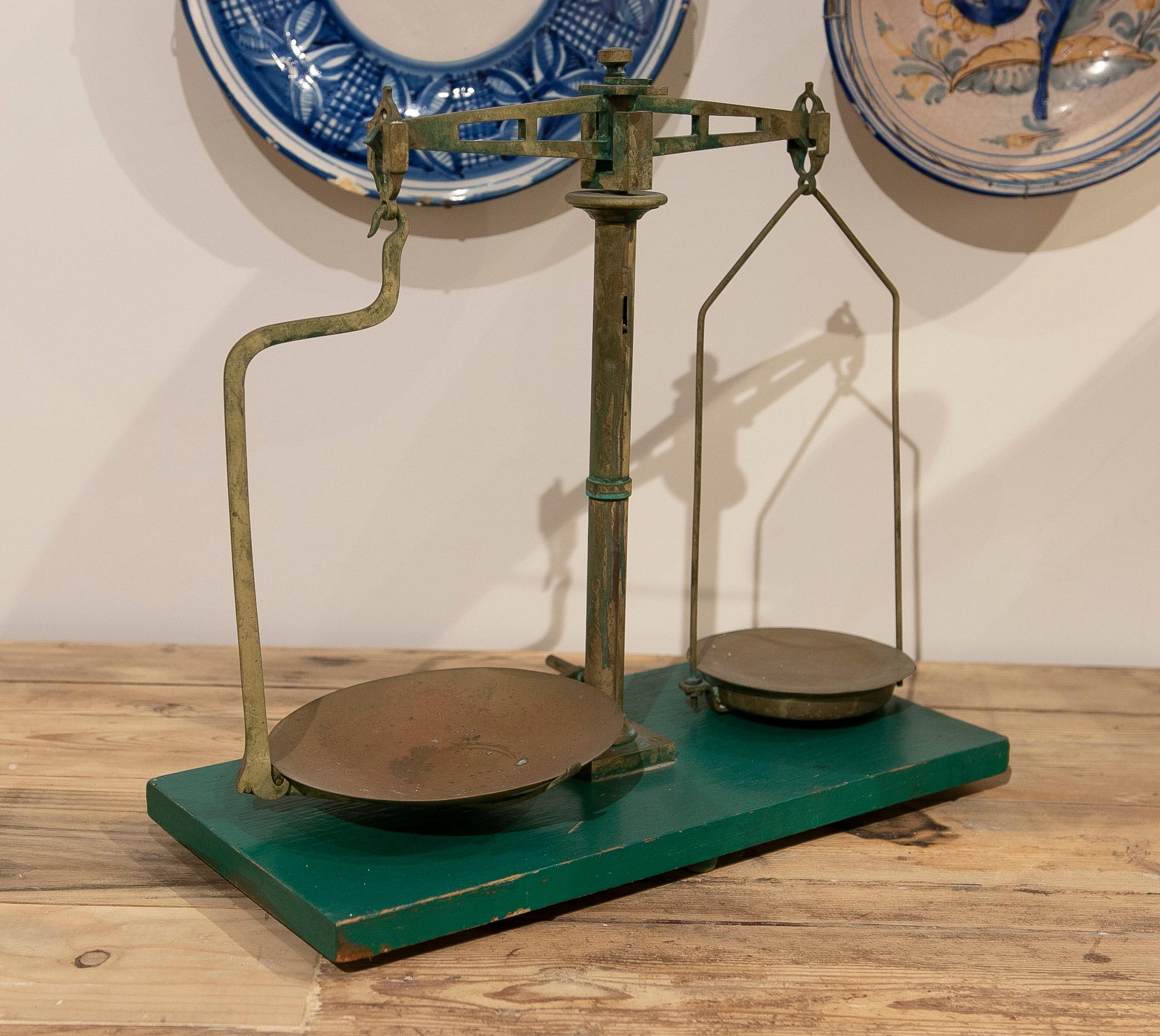 Évaluation de l'équilibre en bronze espagnol avec support en bois peint en vert Bon état - En vente à Marbella, ES