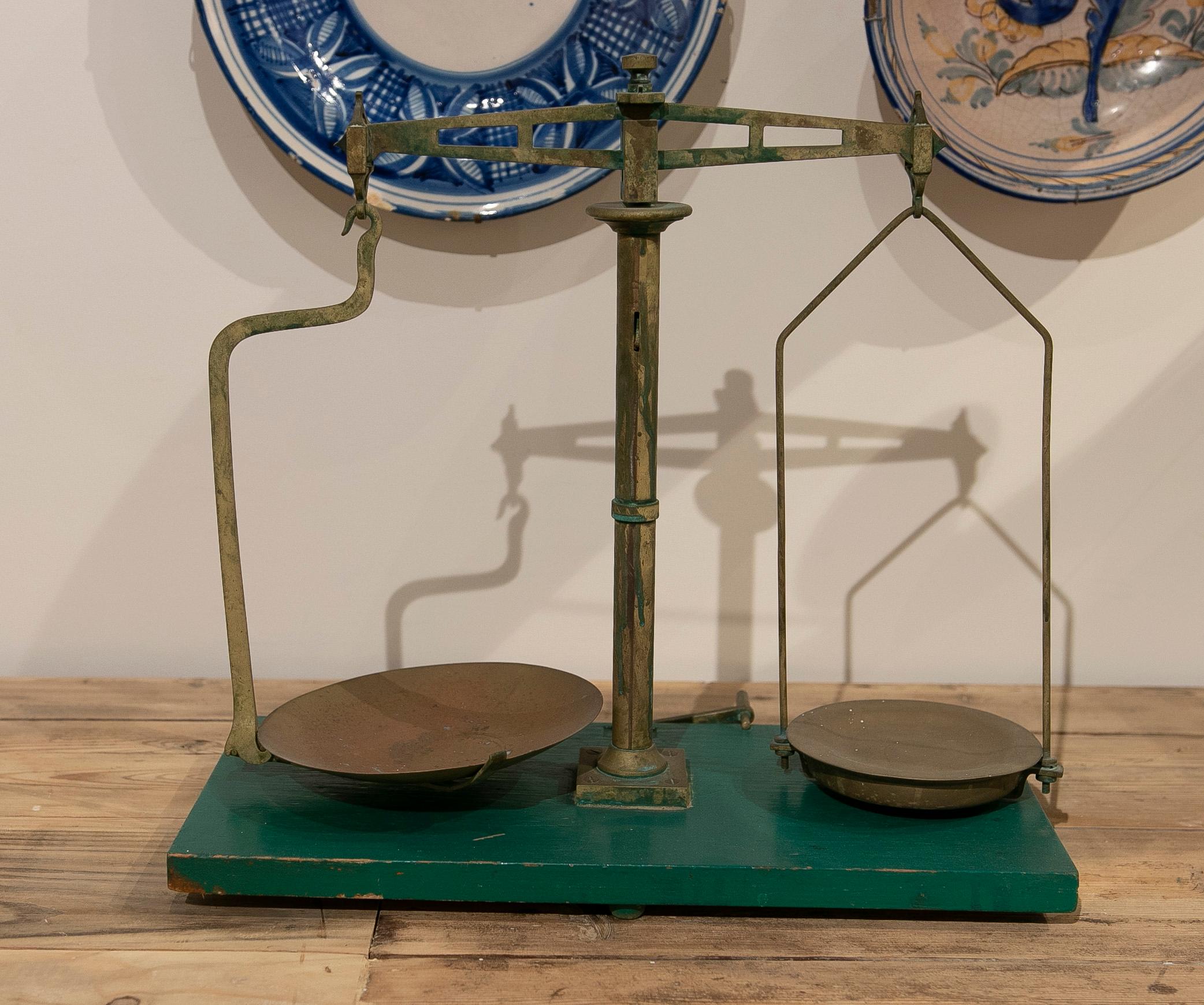 Spanish, Bronze Balance Scale with Green Painted Wooden Stand In Good Condition For Sale In Marbella, ES