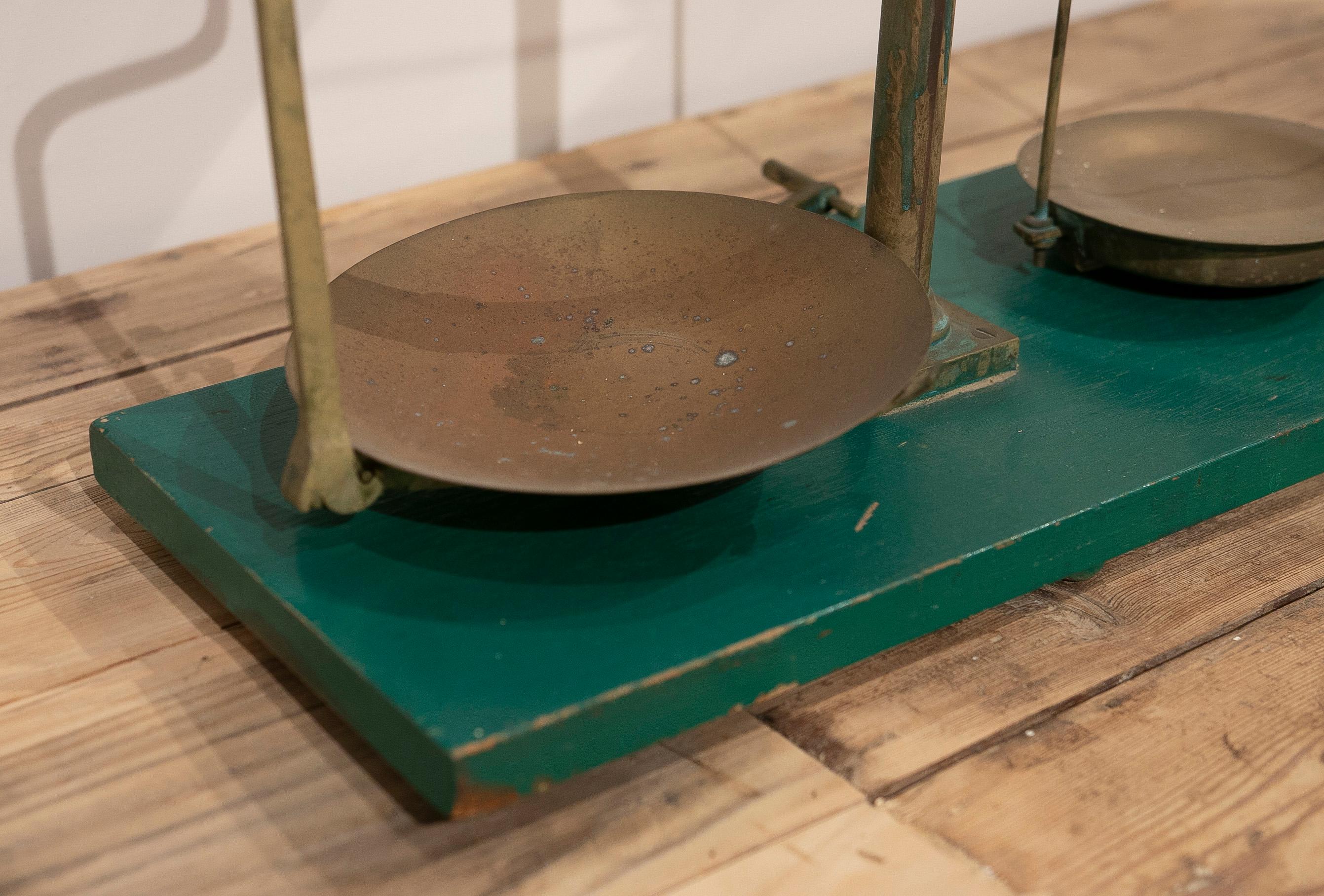Spanish, Bronze Balance Scale with Green Painted Wooden Stand In Good Condition For Sale In Marbella, ES