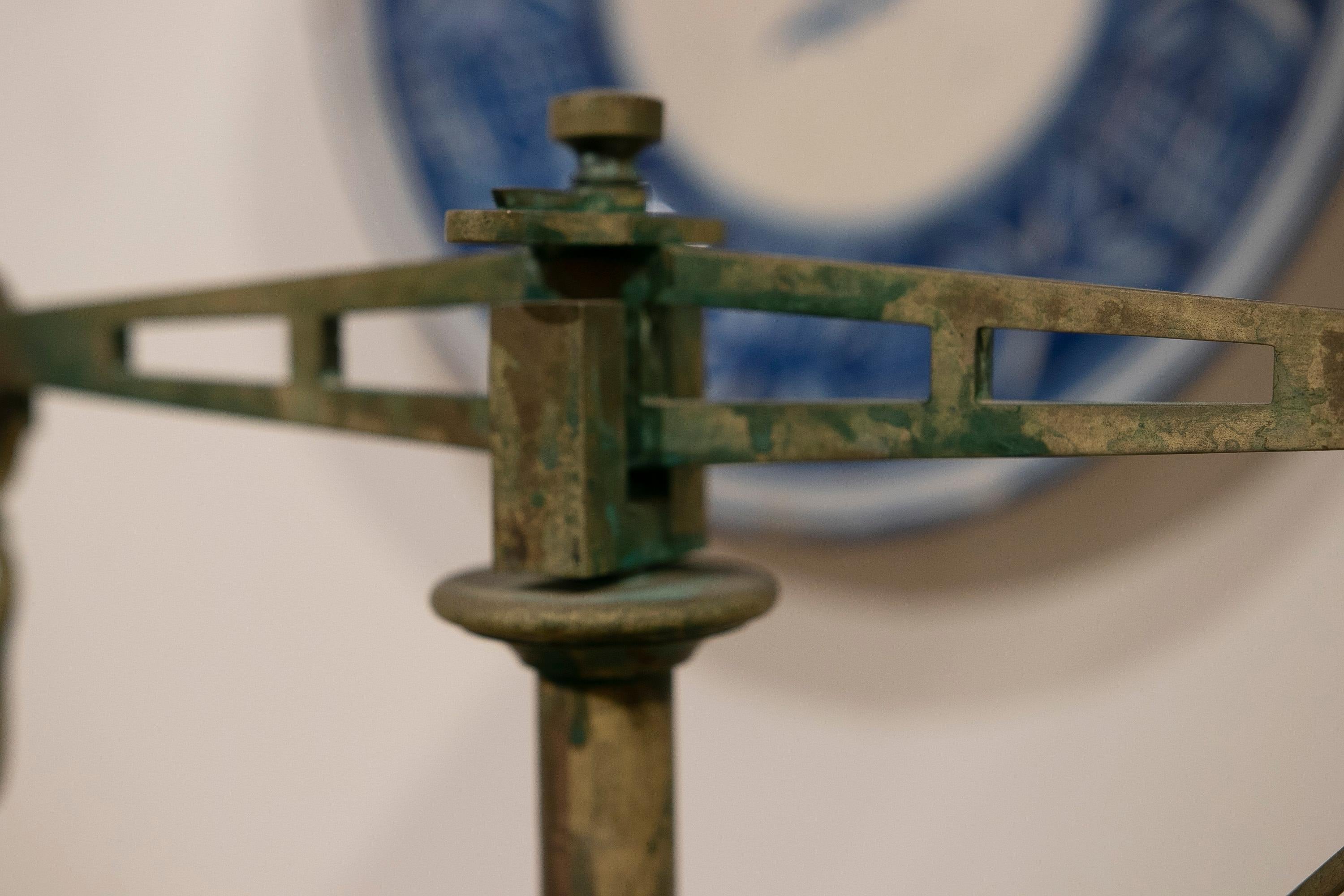 Évaluation de l'équilibre en bronze espagnol avec support en bois peint en vert en vente 3
