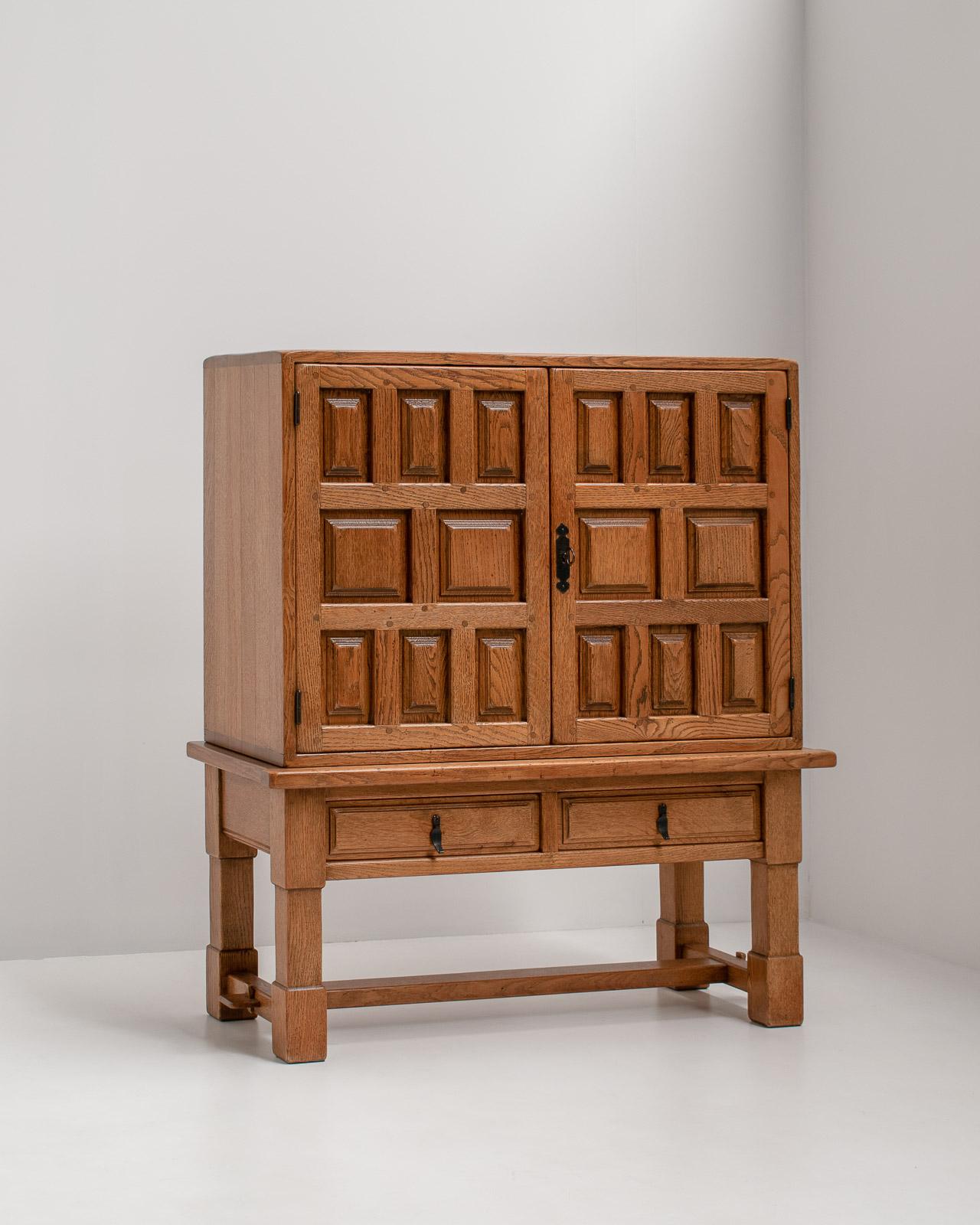 Spanish Brutalist Bar Cabinet in Solid Oak, 1940s In Good Condition In Antwerp, BE