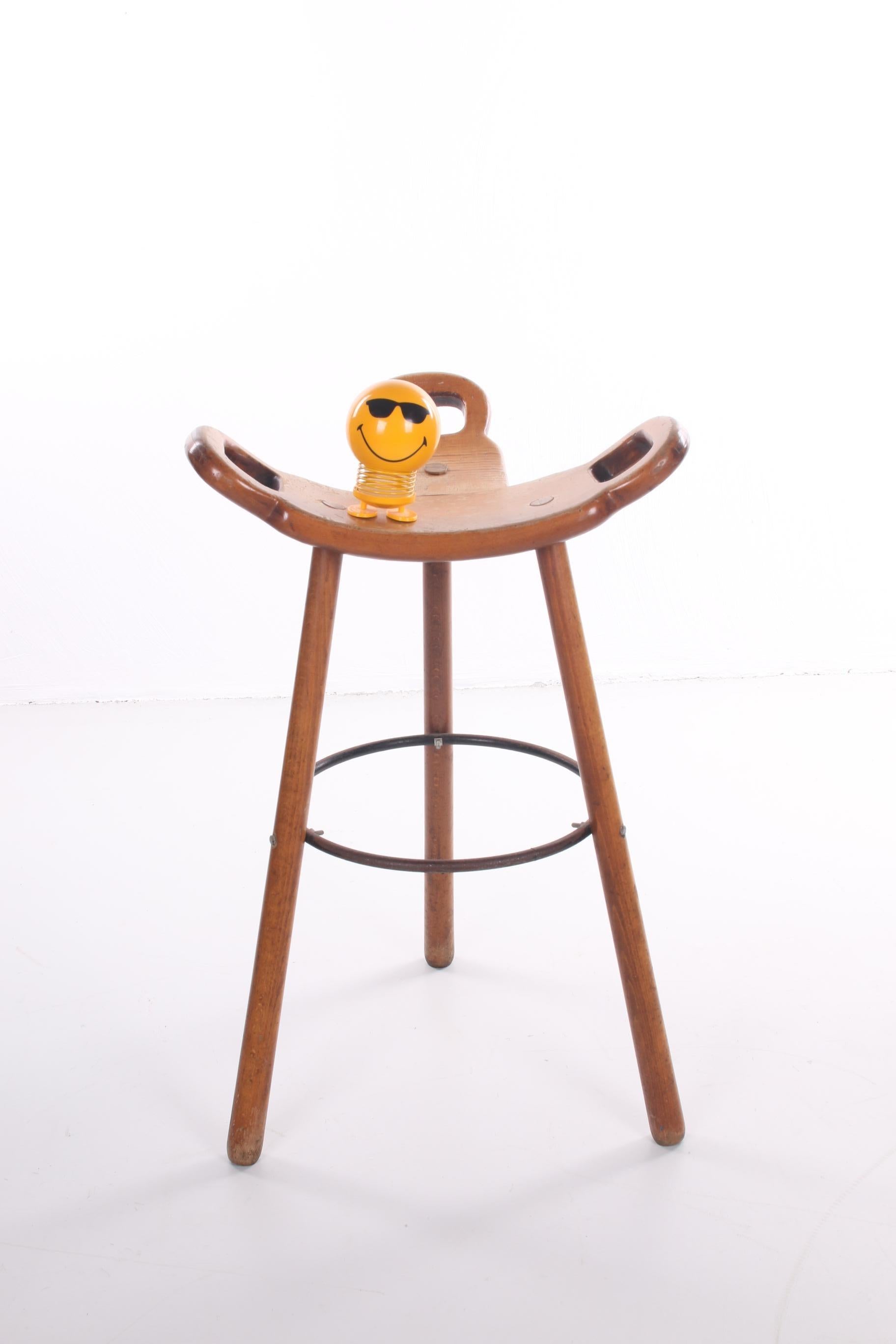This is a nice sturdy bar stool in the rustic Brutalist style. The stool comes from Spain and this particular model was produced in the 1970s.

The bar stool is made by Confonorm and the model is called 'Marbella'. The stool is made of oak wood and