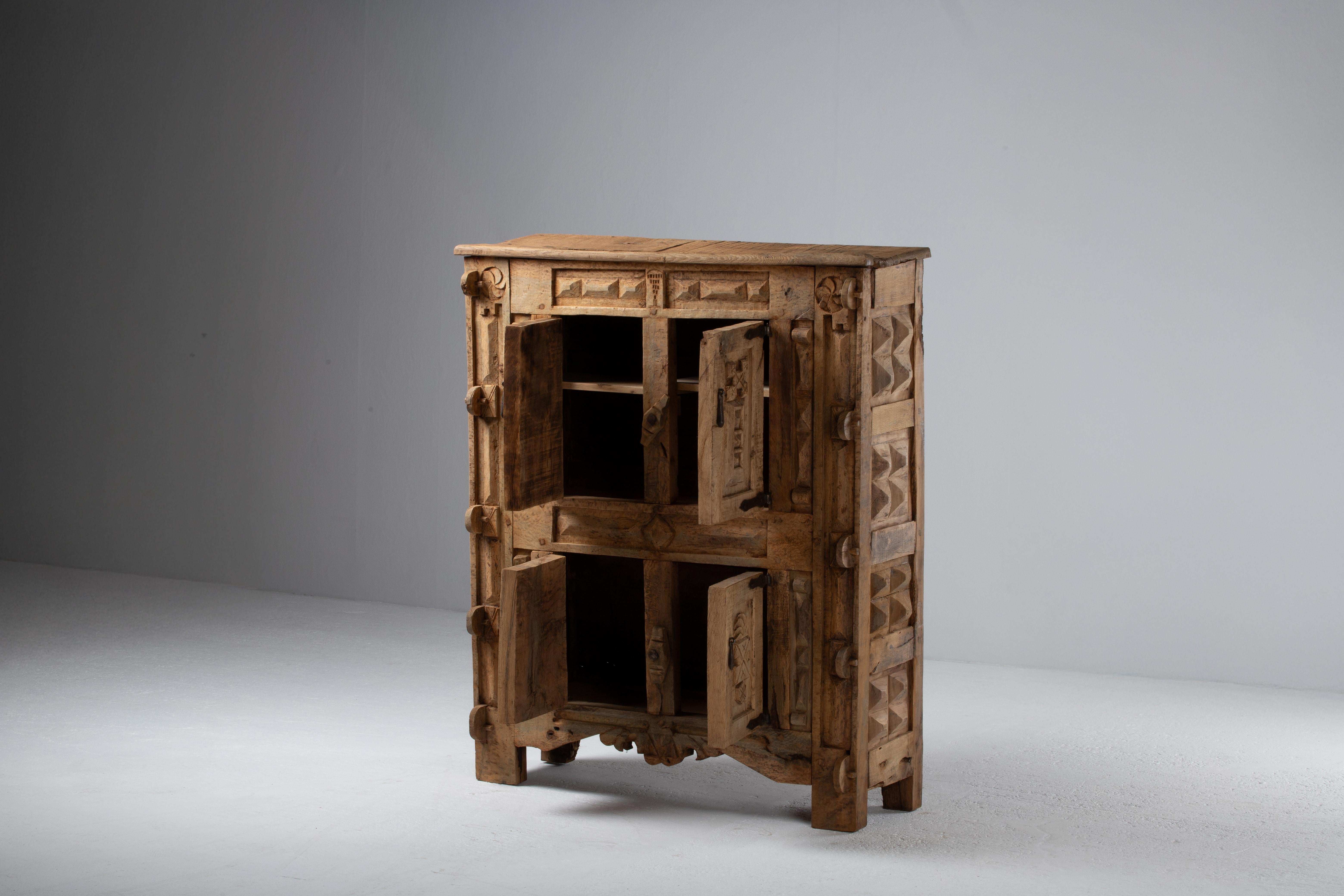 Brutalisme Cabinet espagnol brutaliste en chêne sculpté, fin du 19e siècle, période néo-révolutionnaire en vente