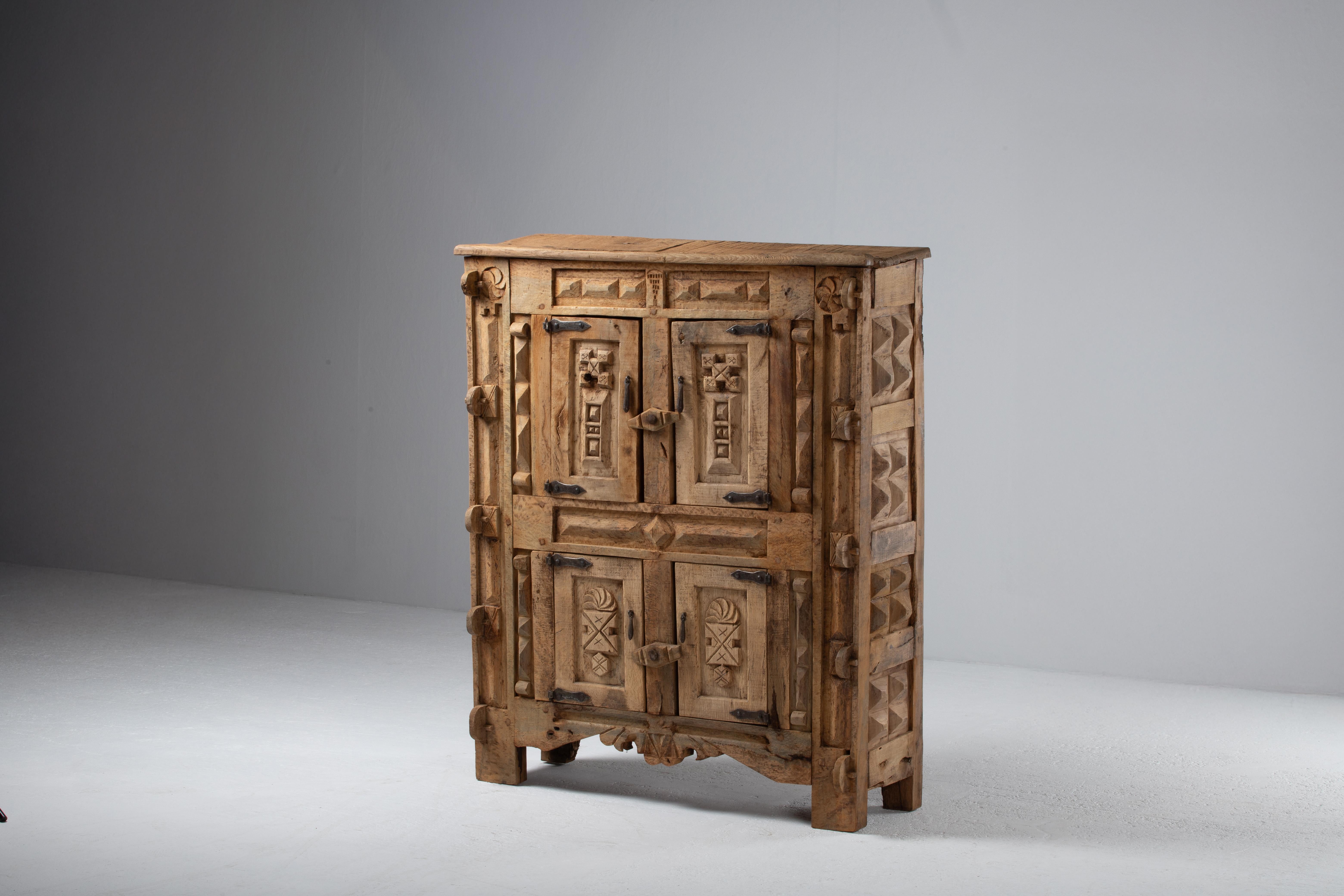Espagnol Cabinet espagnol brutaliste en chêne sculpté, fin du 19e siècle, période néo-révolutionnaire en vente