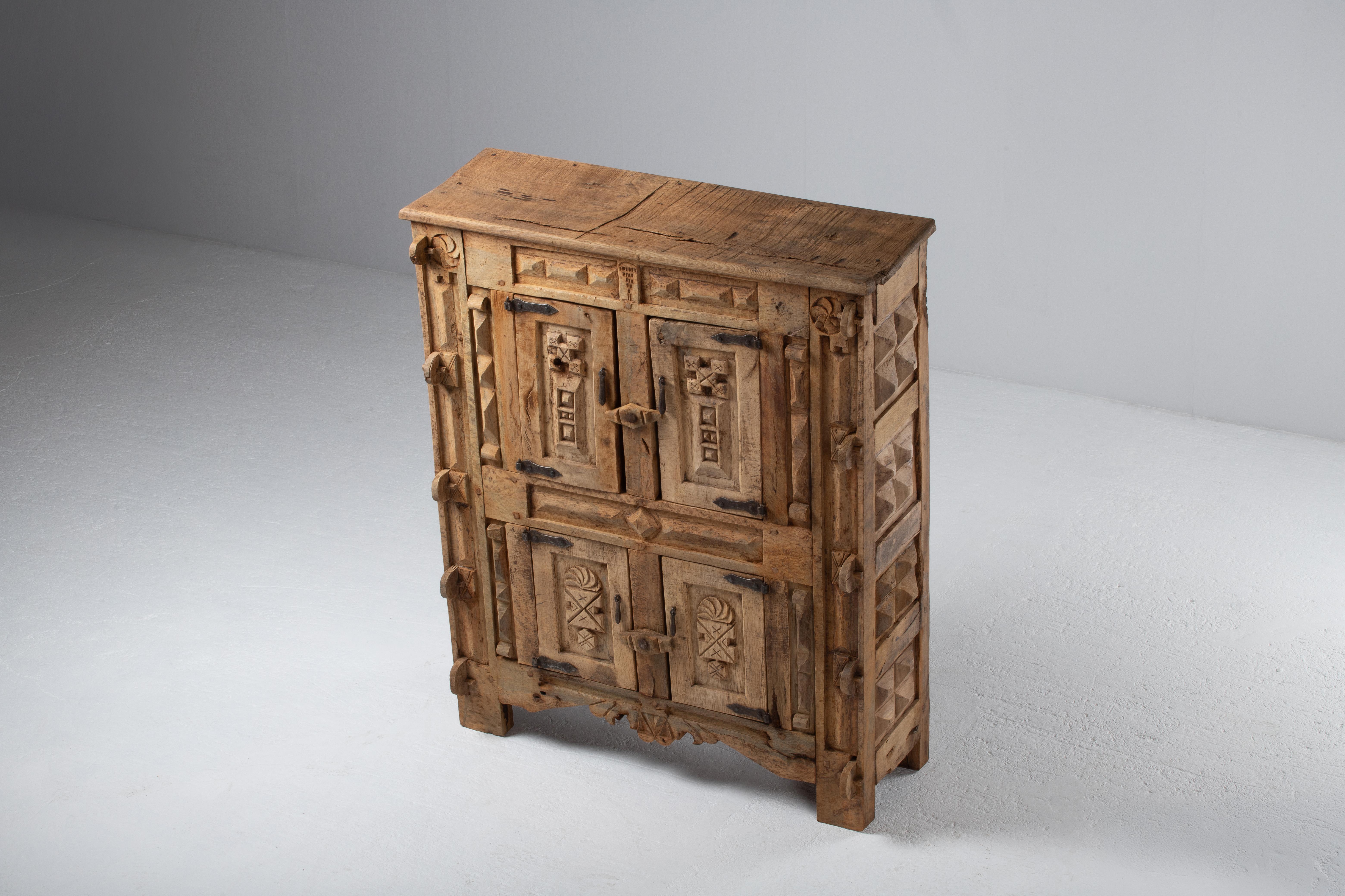 Sculpté à la main Cabinet espagnol brutaliste en chêne sculpté, fin du 19e siècle, période néo-révolutionnaire en vente