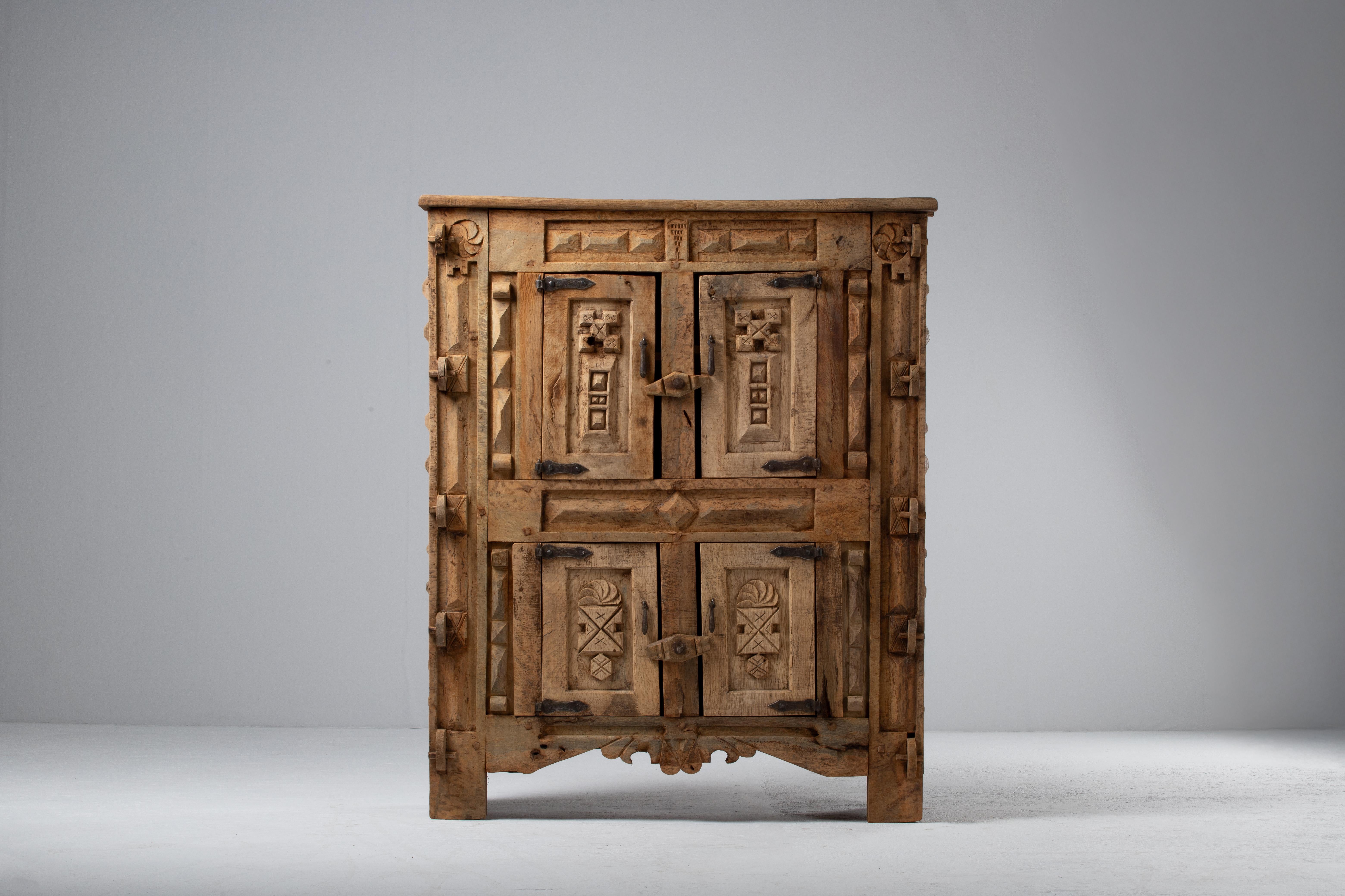 Cabinet espagnol brutaliste en chêne sculpté, fin du 19e siècle, période néo-révolutionnaire Bon état - En vente à Kaštel Sućurac, Splitsko-dalmatinska županija