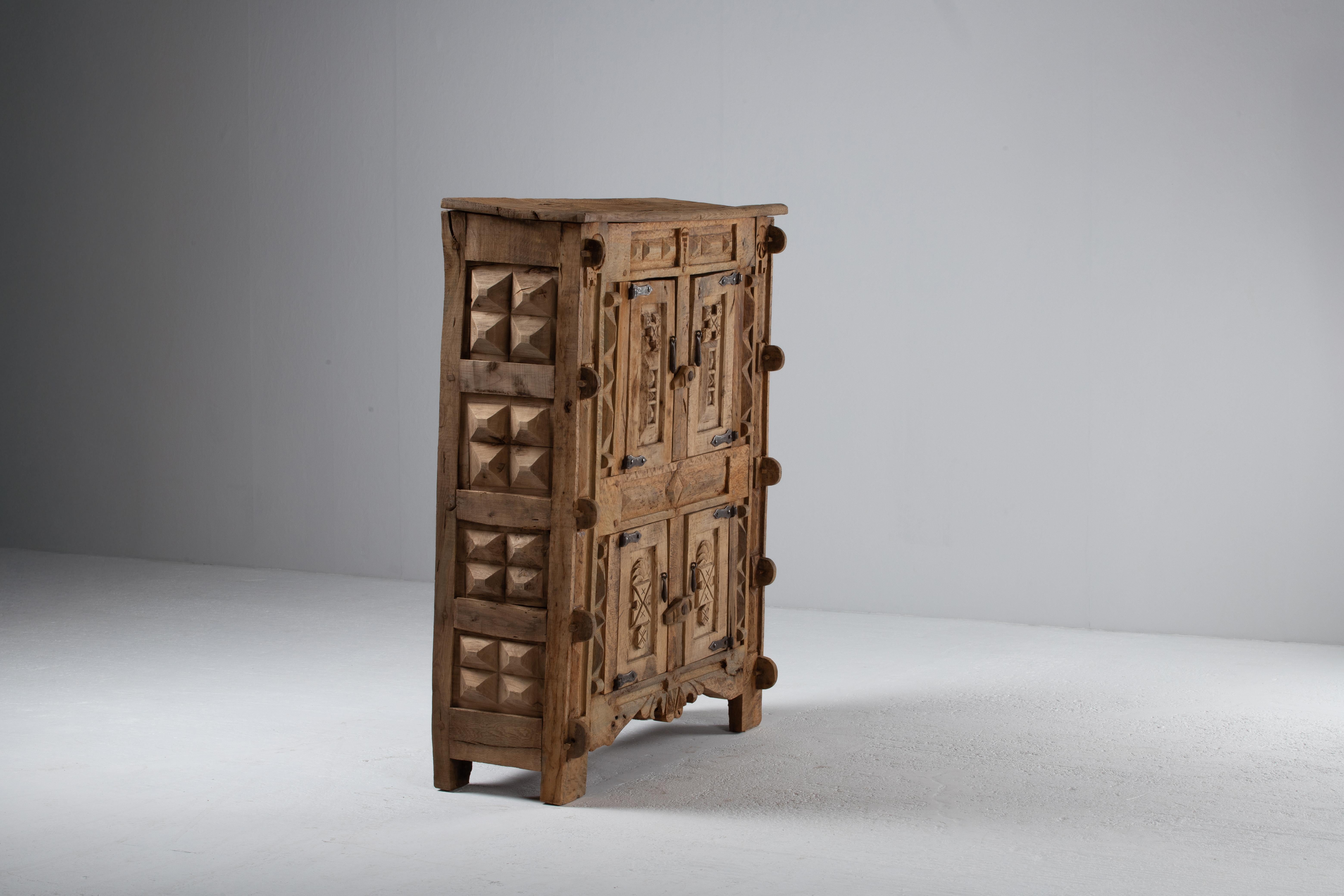 XIXe siècle Cabinet espagnol brutaliste en chêne sculpté, fin du 19e siècle, période néo-révolutionnaire en vente