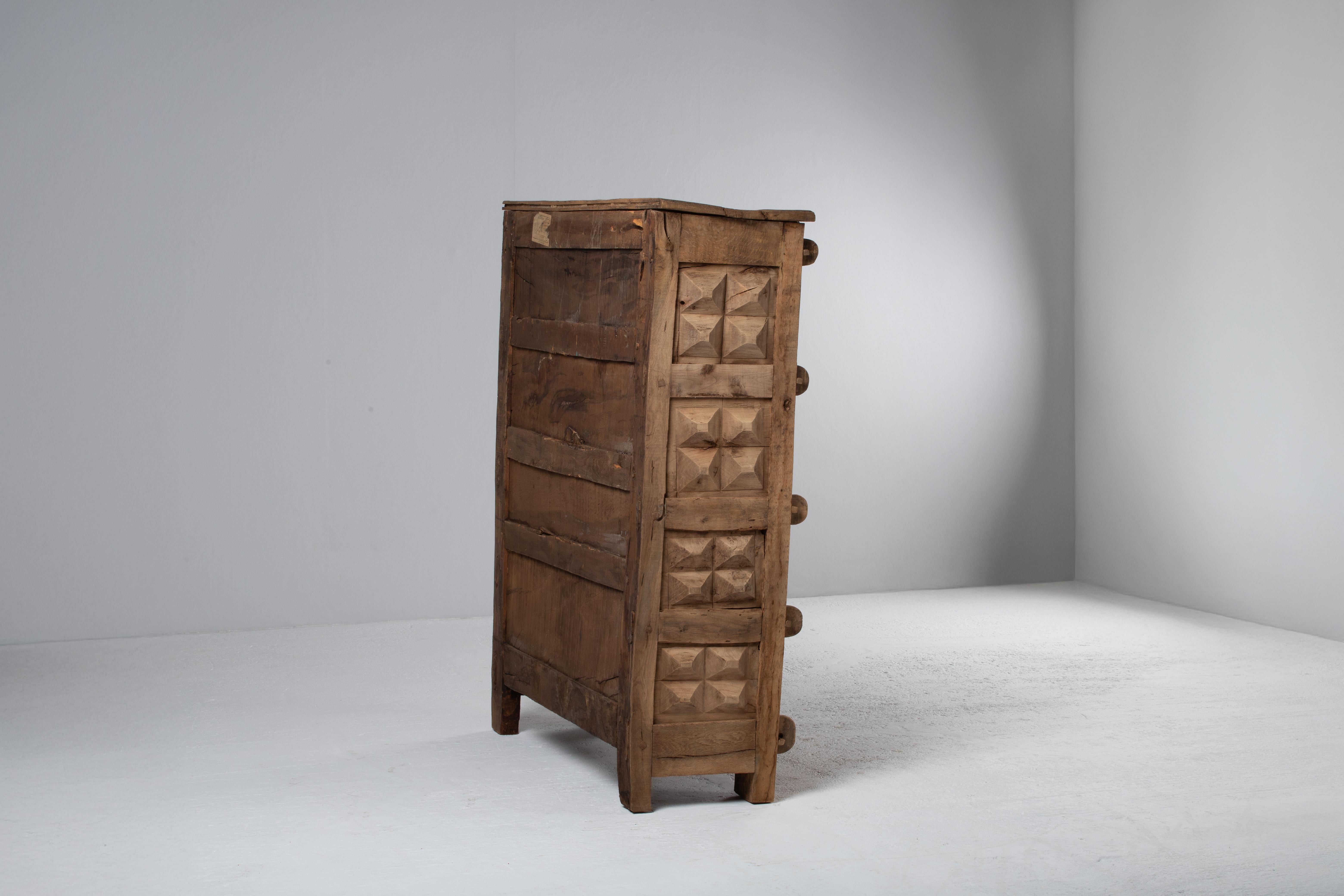 Chêne Cabinet espagnol brutaliste en chêne sculpté, fin du 19e siècle, période néo-révolutionnaire en vente